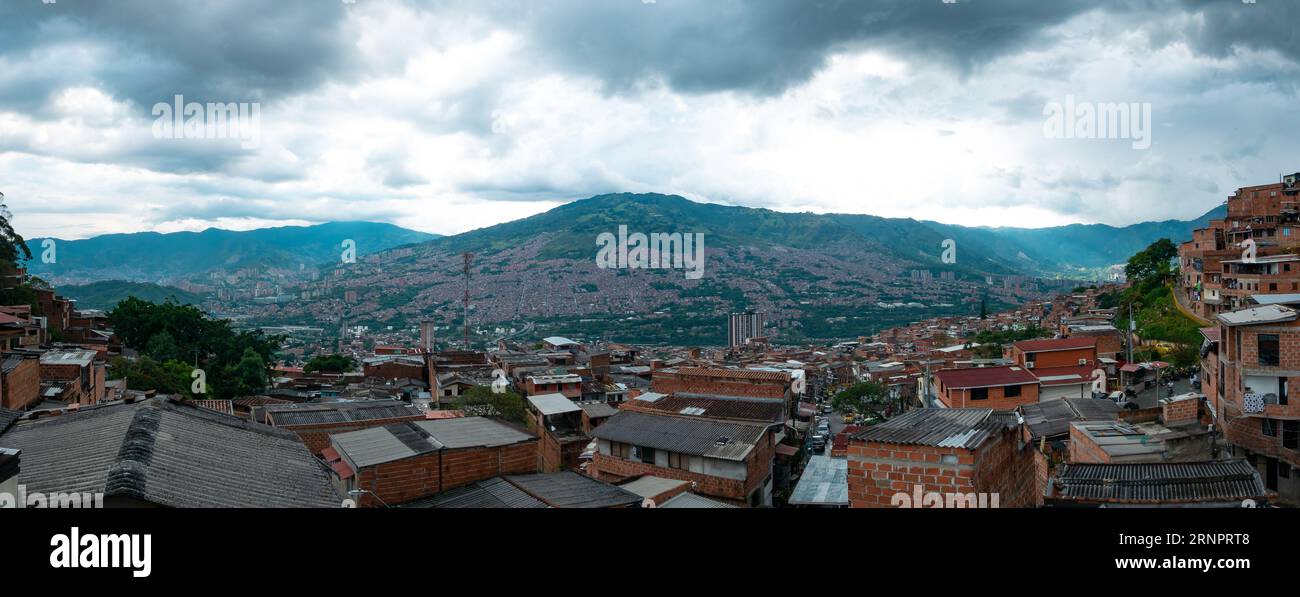 Medellín, Colombie - Mai 28 2023 : vue de maisons en briques dans un quartier populaire connu sous le nom de Manrique Banque D'Images