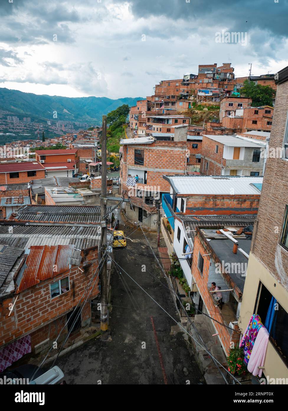 Medellín, Medellin, Antioquia, Colombie - Mai 28 2023 : Maisons en brique avec peu de fenêtres, construites très près les unes des autres Banque D'Images