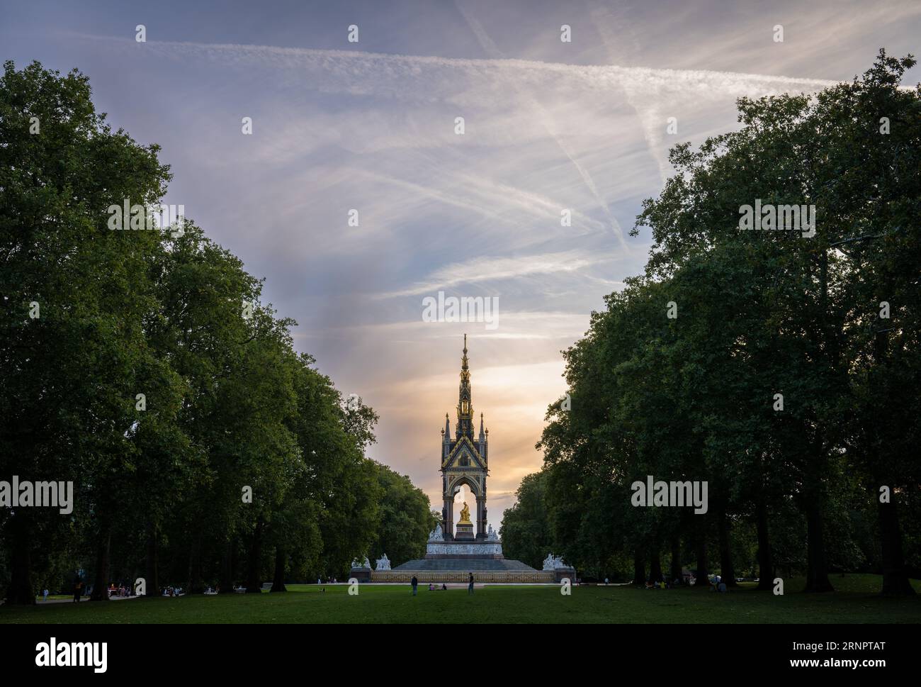 Londres, Royaume-Uni : Albert Memorial dans les jardins de Kensington en mémoire du prince Albert, le mari de la reine Victoria. Vue grand angle de l'est au crépuscule Banque D'Images