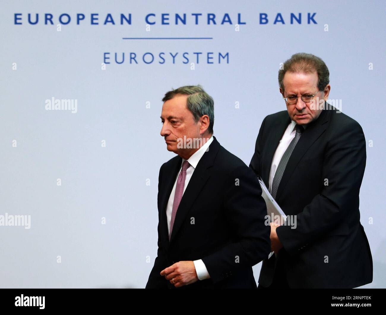 (170907) -- FRANCFORT, le 7 septembre 2017 -- le président de la Banque centrale européenne (BCE) Mario Draghi (à gauche) et le vice-président Vitor Constancio assistent à une conférence de presse au siège de la BCE à Francfort, en Allemagne, le 7 septembre 2017. Draghi a déclaré jeudi que la banque décidera de l'étalonnage de ses instruments politiques au-delà de la fin de l'année, affirmant que probablement la majeure partie de ces décisions sera prise en octobre . ) (hy) ALLEMAGNE-FRANCFORT-BCE LuoxHuanhuan PUBLICATIONxNOTxINxCHN Banque D'Images