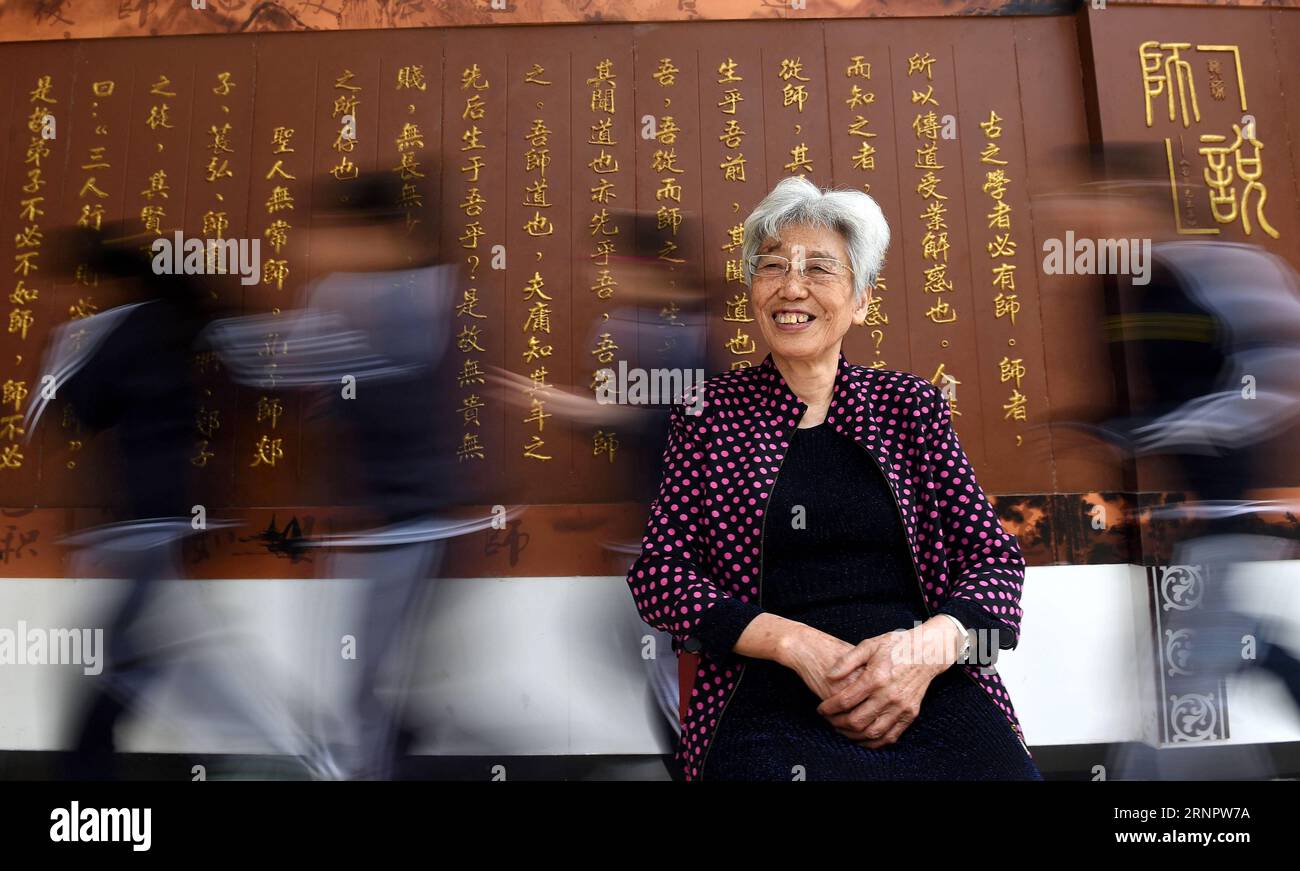 (170908) -- KUNMING, 8 septembre 2017 -- Yu Taihong est vu sur le campus de l'école secondaire n°10 à Kunming, capitale de la province du Yunnan du sud-ouest de la Chine, le 7 septembre 2017. Yu Taihong, 73 ans, a commencé sa carrière comme enseignante en 1963. Après avoir pris sa retraite en 2000, elle a été réemployée par le Middle School n°10 jusqu'à présent. Jamais mariée et n'ayant pas d'enfant, Yu a été accro à l'enseignement bien qu'elle ait subi des chirurgies pendant 13 fois. Mon plus grand plaisir est d’être avec mes élèves et je ne quitterais pas ma plateforme tant que je peux me lever, a déclaré le professeur dévoué. La Journée des enseignants est celebra Banque D'Images