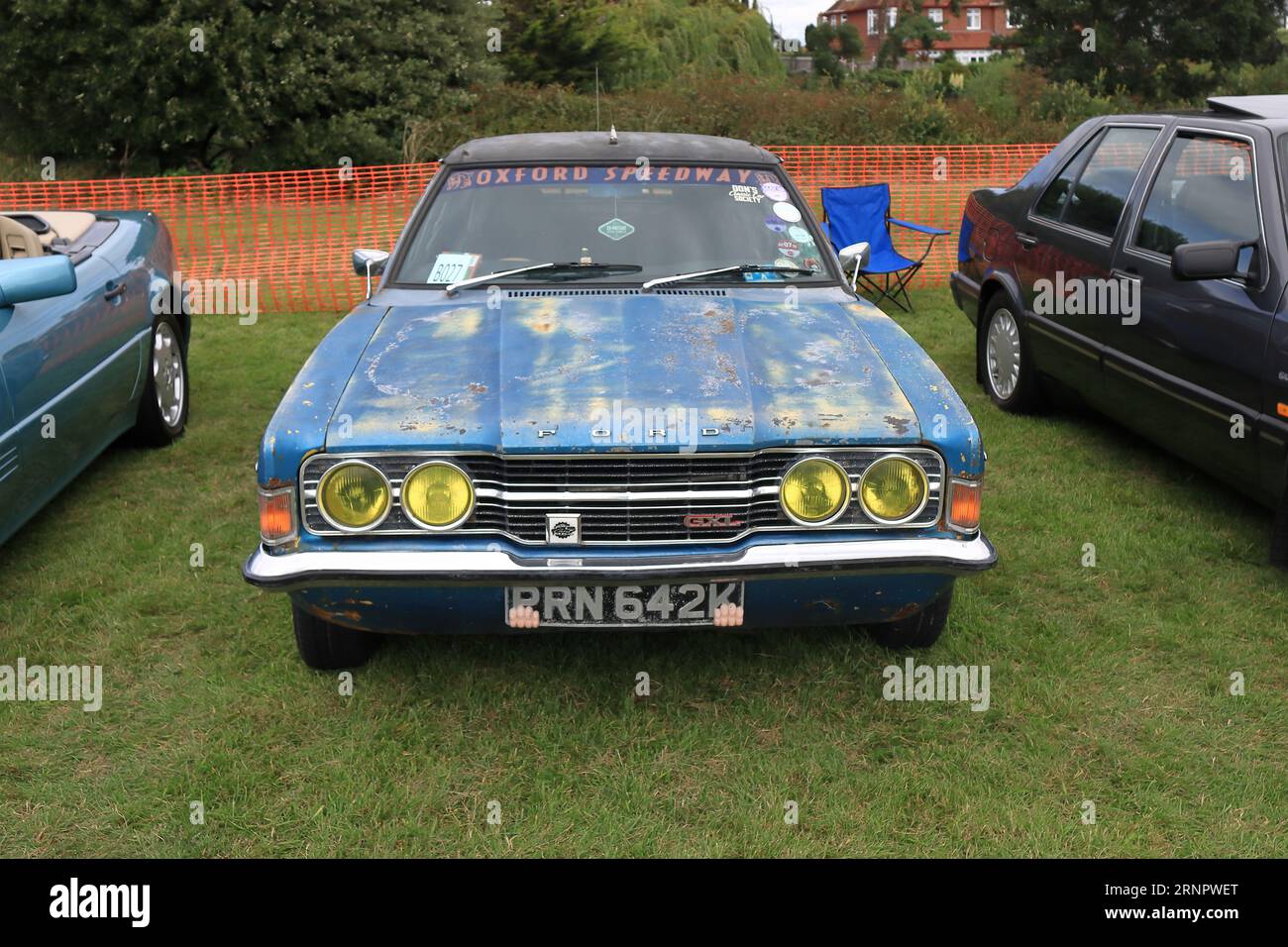 1971 Ford Cortina bleu déshabillé sur l'écran. Le rallye de voitures de Gosport est organisé par le Rotary Club local et a lieu à Stokes Bay le lundi jour férié du mois d'août. L'événement de cette année, offrant une journée en famille bon marché, était le soixante-dixième et a accueilli des voitures et des motos anciennes, une ferme pour enfants, des stands, des rafraîchissements et une arène qui a fourni diverses formes de divertissement. Banque D'Images