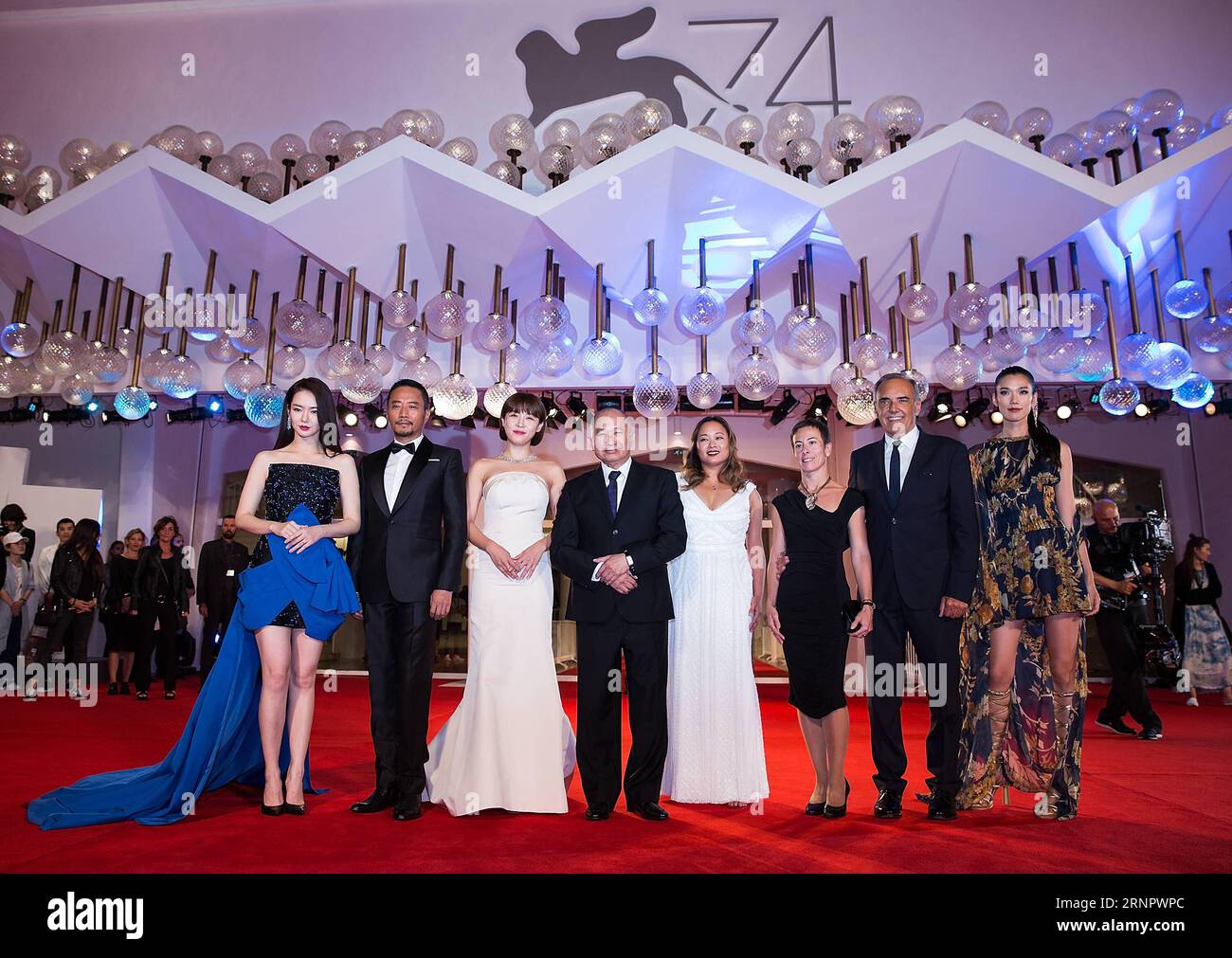 (170909) -- VENISE, 9 septembre 2017 -- l'actrice Qi Wei, l'acteur Zhang Hanyu, l'actrice Ha Ji-won, le réalisateur John Woo, l'actrice Angeles Woo (1e-5e L), le directeur du Festival du film de Venise Alberto Barbera (2e R) et l'actrice Okamoto Tao (1e R) assistez à l'événement tapis rouge du film Zhuibu (chasse à l'homme) au 74e Festival du film de Venise à Venise, Italie, le 8 septembre 2017. ) ITALIE-VENISE-FESTIVAL DU FILM- ZHUIBU -TAPIS ROUGE JINXYU PUBLICATIONXNOTXINXCHN Banque D'Images