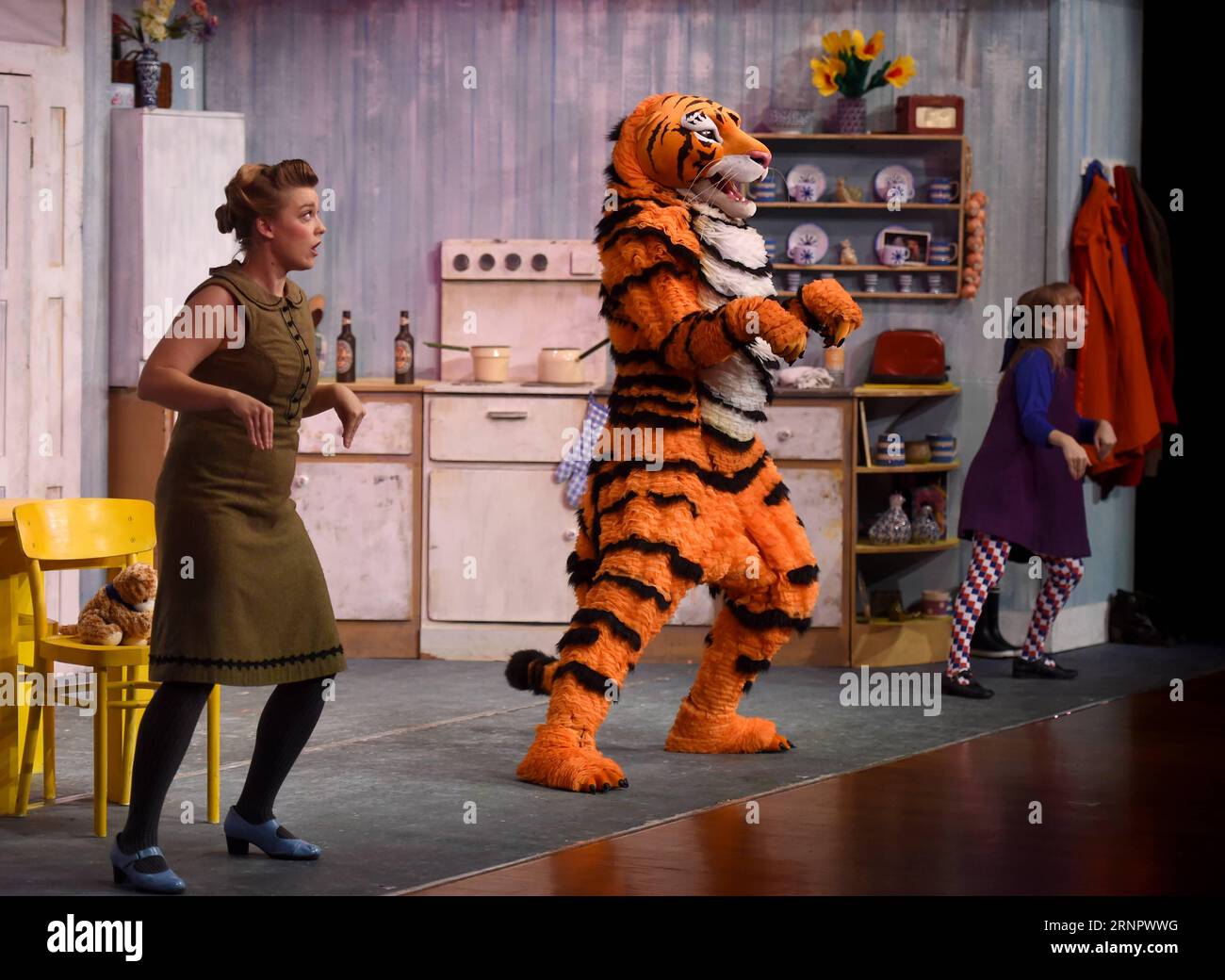(170909) -- BEIJING, 9 septembre 2017 -- les acteurs perfrom pendant le drame pour enfants le Tigre qui est venu au thé au Centre national des arts de la scène à Beijing, capitale de la Chine, le 9 septembre 2017. Le drame a été adapté d'une histoire pour enfants du même nom, qui a été écrite et illustrée par Judith Kerr. ) (WYO) CHINE-PÉKIN-DRAME DES ENFANTS-LE TIGRE QUI EST VENU AU THÉ (CN) LUOXXIAOGUANG PUBLICATIONXNOTXINXCHN Banque D'Images