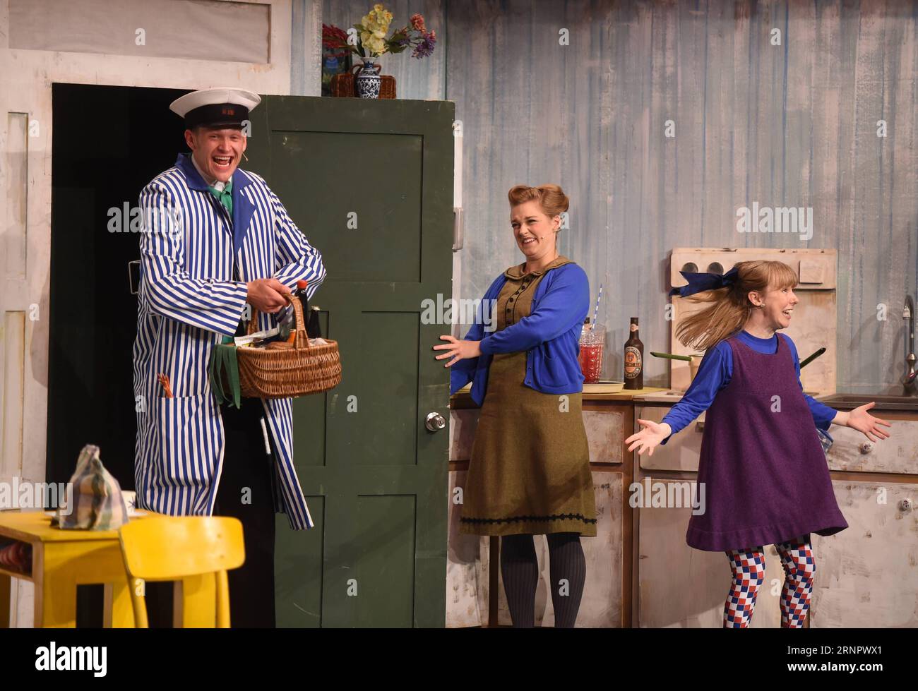 (170909) -- BEIJING, 9 septembre 2017 -- les acteurs perfrom pendant le drame pour enfants le Tigre qui est venu au thé au Centre national des arts de la scène à Beijing, capitale de la Chine, le 9 septembre 2017. Le drame a été adapté d'une histoire pour enfants du même nom, qui a été écrite et illustrée par Judith Kerr. ) (WYO) CHINE-PÉKIN-DRAME DES ENFANTS-LE TIGRE QUI EST VENU AU THÉ (CN) LUOXXIAOGUANG PUBLICATIONXNOTXINXCHN Banque D'Images