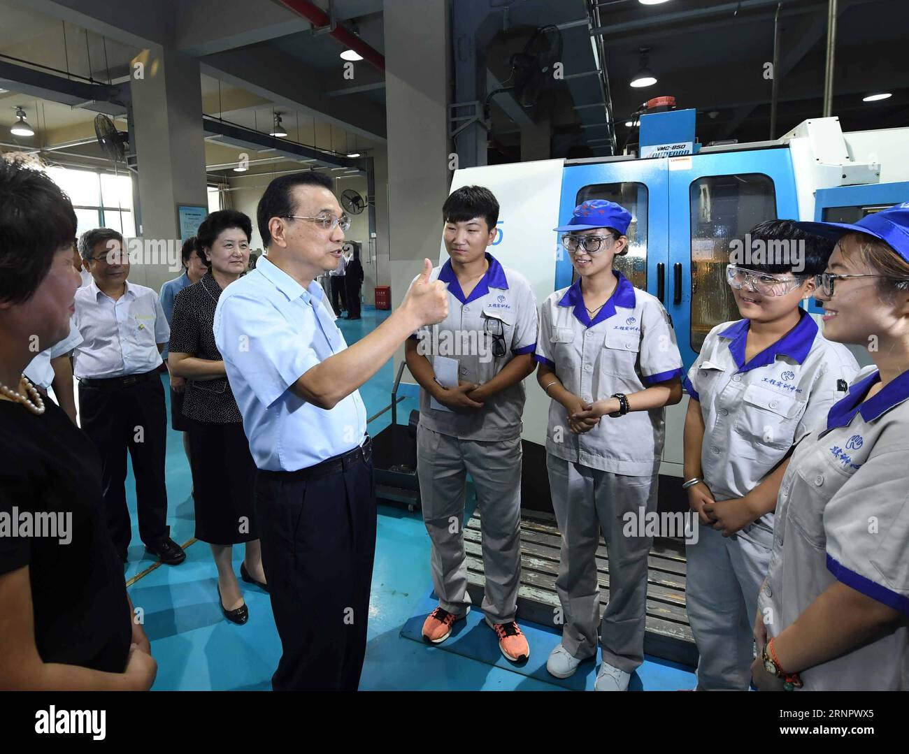 (170909) -- PÉKIN, 9 septembre 2017 -- le premier ministre chinois Li Keqiang s'entretient avec des étudiants lors d'une inspection à l'Université de technologie et d'éducation de Tianjin, dans le nord de la Chine, le 8 septembre 2017. Li a fait une inspection ici vendredi et a souligné l'importance de la formation professionnelle pour stimuler les produits fabriqués en Chine. Au cours de son inspection, le premier ministre a adressé des salutations festives aux enseignants avant la Journée nationale des enseignants, qui tombe le 10 septembre. ) (Wyo) CHINA-TIANJIN-LI KEQIANG-INSPECTION (CN) ZhangxDuo PUBLICATIONxNOTxINxCHN Banque D'Images