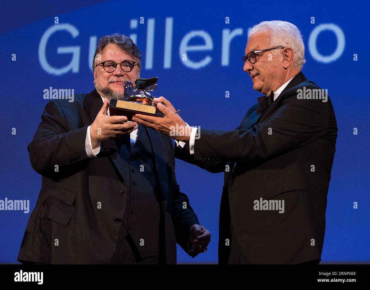 Filmfest Venedig - Die Preisträger (170910) -- VENISE, 10 septembre 2017 -- le réalisateur Guillermo Del Toro (à gauche) reçoit le Lion d'or du meilleur film pour son film la forme de l'eau lors du 74e Festival du film de Venise, au Lido de Venise, Italie, le 9 septembre 2017. La forme de l'eau du réalisateur Guillermo Del Toro a remporté le Lion d'Or, le plus grand prix décerné au 74e Festival du film de Venise, qui s'est terminé samedi soir. ITALIE-VENISE-74E FESTIVAL DU FILM-AWARD JINXYU PUBLICATIONXNOTXINXCHN Banque D'Images