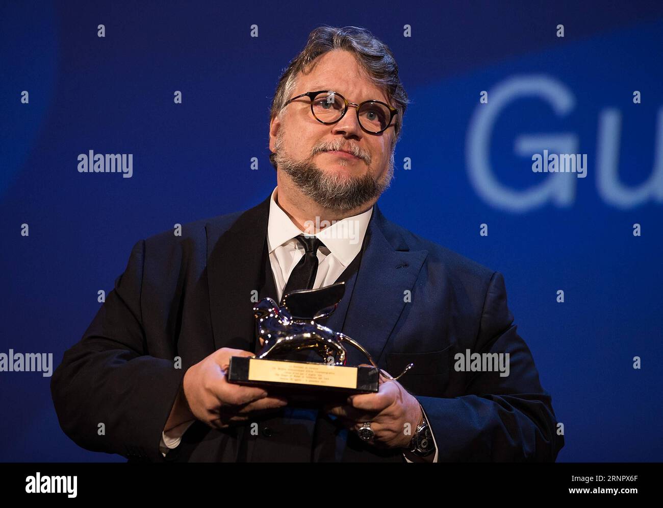 (170910) -- VENISE, 10 septembre 2017 -- le réalisateur Guillermo Del Toro présente le Lion d'or du meilleur film pour son film la forme de l'eau lors du 74e Festival du film de Venise, au Lido de Venise, Italie, le 9 septembre 2017. La forme de l'eau du réalisateur Guillermo Del Toro a remporté le Lion d'Or, le plus grand prix décerné au 74e Festival du film de Venise, qui s'est terminé samedi soir. ITALIE-VENISE-74E FESTIVAL DU FILM-AWARD JINXYU PUBLICATIONXNOTXINXCHN Banque D'Images