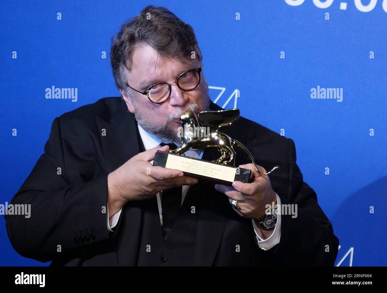 Filmfest Venedig - Die Preisträger (170910) -- VENISE, 10 septembre 2017 -- le réalisateur Guillermo Del Toro embrasse le Lion d'or du meilleur film pour son film la forme de l'eau lors du 74e Festival du film de Venise, au Lido de Venise, Italie, le 9 septembre 2017. La forme de l'eau du réalisateur Guillermo Del Toro a remporté le Lion d'Or, le plus grand prix décerné au 74e Festival du film de Venise, qui s'est terminé samedi soir. ITALIE-VENISE-74E FESTIVAL DU FILM-AWARD HANXCHONG PUBLICATIONXNOTXINXCHN Banque D'Images
