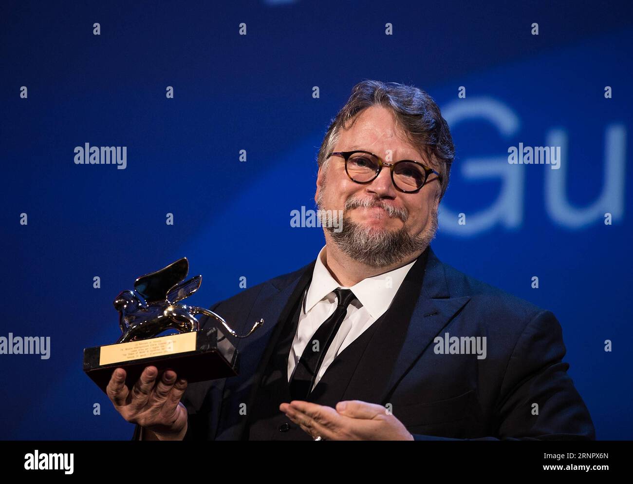 Filmfest Venedig - Die Preisträger (170910) -- VENISE, 10 septembre 2017 -- le réalisateur Guillermo Del Toro présente le Lion d'or du meilleur film pour son film la forme de l'eau lors du 74e Festival du film de Venise, au Lido de Venise, Italie, le 9 septembre 2017. La forme de l'eau du réalisateur Guillermo Del Toro a remporté le Lion d'Or, le plus grand prix décerné au 74e Festival du film de Venise, qui s'est terminé samedi soir. ITALIE-VENISE-74E FESTIVAL DU FILM-AWARD JINXYU PUBLICATIONXNOTXINXCHN Banque D'Images