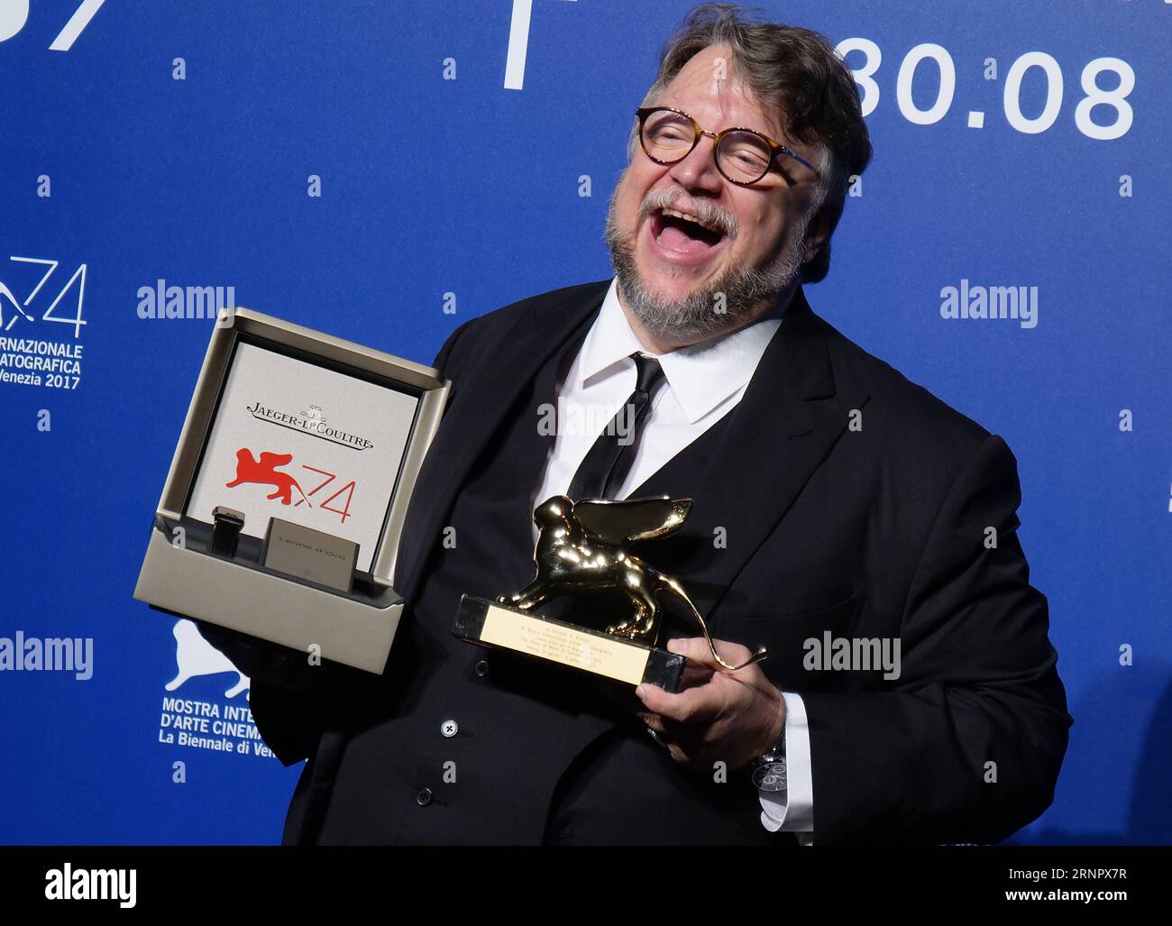 Filmfest Venedig - Die Preisträger (170910) -- VENISE, 10 septembre 2017 -- le réalisateur Guillermo Del Toro présente le Lion d'or du meilleur film pour son film la forme de l'eau lors du 74e Festival du film de Venise, au Lido de Venise, Italie, le 9 septembre 2017. La forme de l'eau du réalisateur Guillermo Del Toro a remporté le Lion d'Or, le plus grand prix décerné au 74e Festival du film de Venise, qui s'est terminé samedi soir. ITALIE-VENISE-74E FESTIVAL DU FILM-AWARD HANXCHONG PUBLICATIONXNOTXINXCHN Banque D'Images