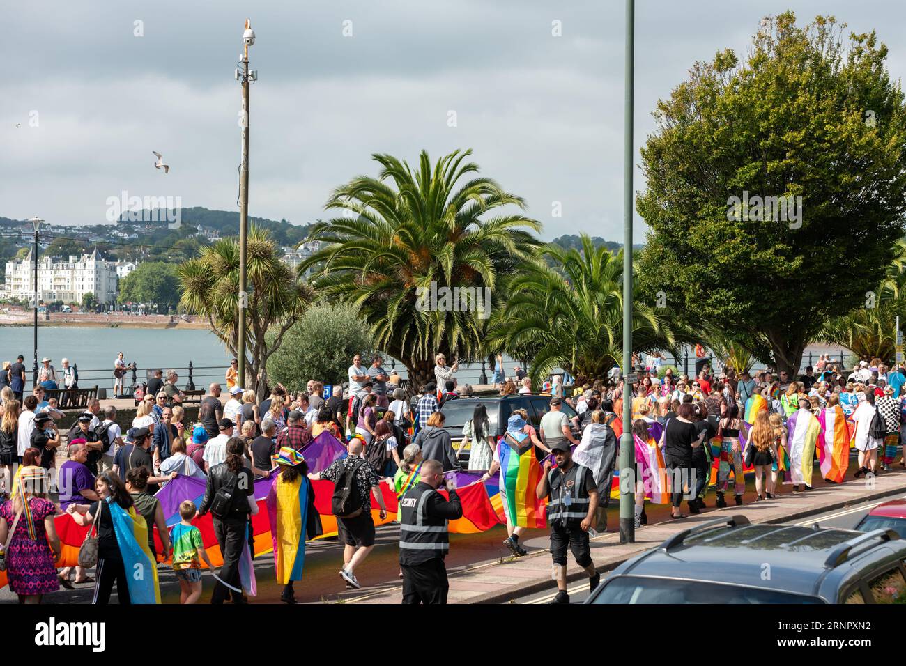 Torquay, Royaume-Uni. 2 septembre 2023. Après 10 ans d'absence, la Torbay Pride débute par une parade colorée le long du front de mer de Torquay. Crédit : Thomas Faull/Alamy Live News Banque D'Images