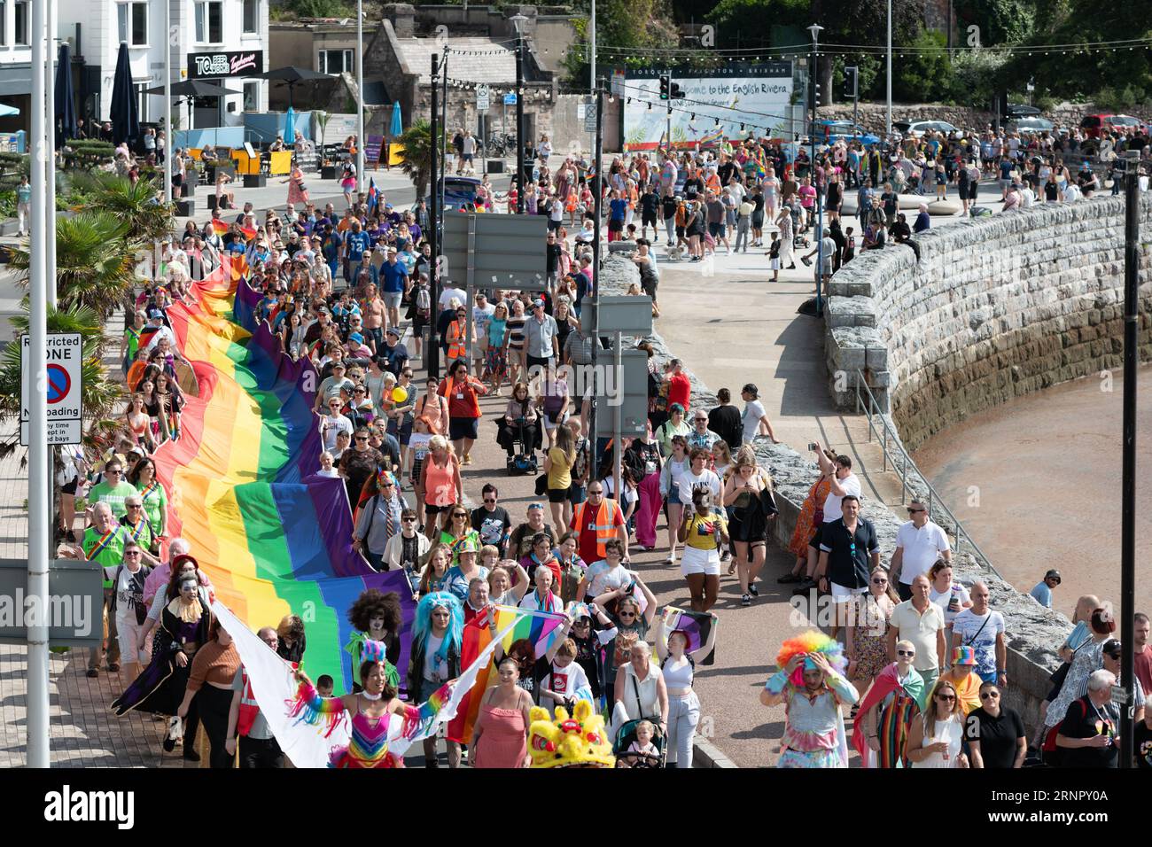 Torquay, Royaume-Uni. 2 septembre 2023. Après 10 ans d'absence, la Torbay Pride débute par une parade colorée le long du front de mer de Torquay. Crédit : Thomas Faull/Alamy Live News Banque D'Images