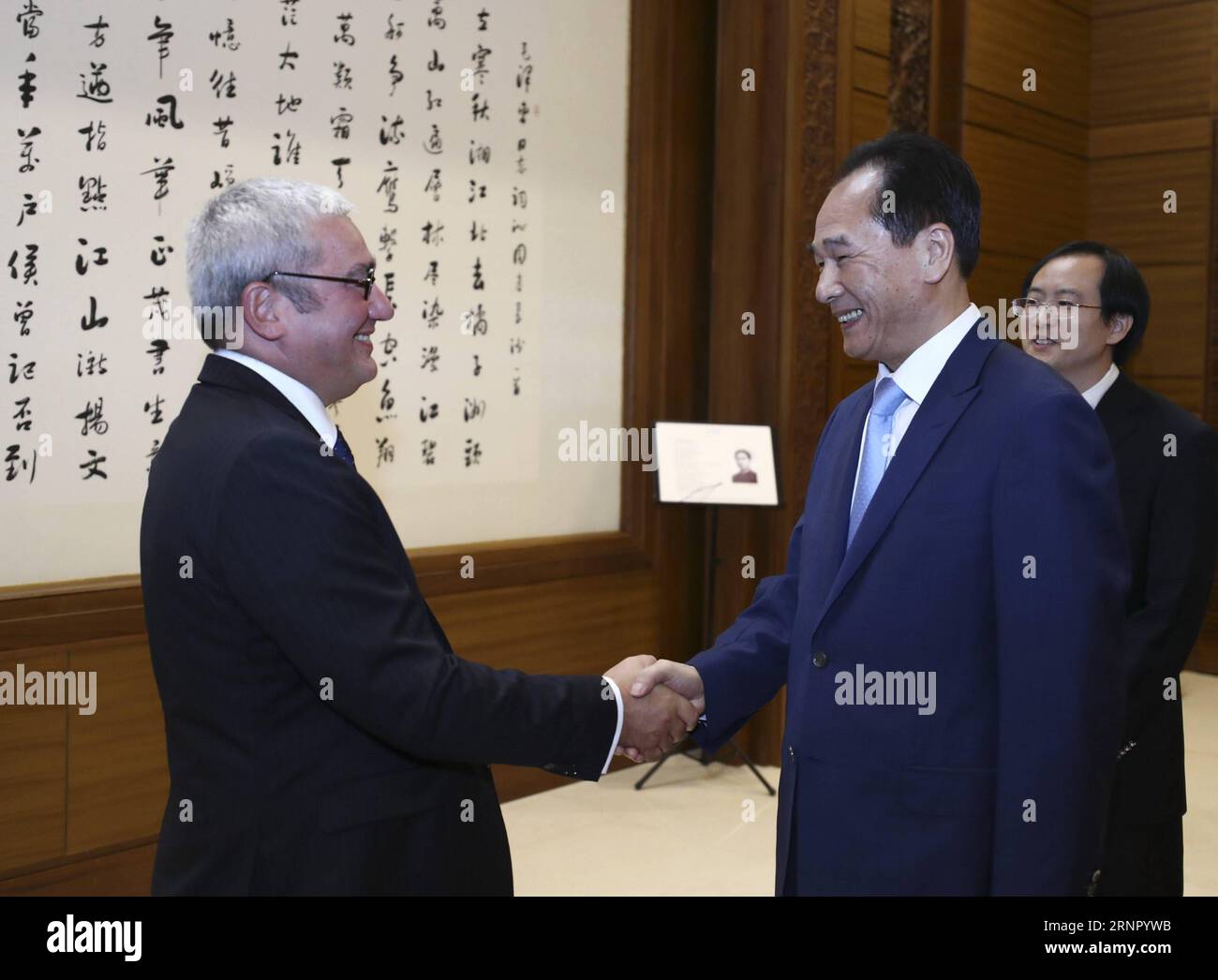 (170912) -- PÉKIN, 12 septembre 2017 -- le président de l'agence de presse Xinhua, Cai Mingzhao (à droite), rencontre Emmanuel Hoog, son homologue de l'agence France-presse (AFP) à Pékin, capitale de la Chine, le 12 septembre 2017. Cette année marque le 60e anniversaire de la signature d'accords d'échange de nouvelles entre Xinhua et AFP, a déclaré Cai, exprimant son espoir que les deux parties augmenteront les communications et la coopération dans le développement des nouveaux médias. CAI a informé son homologue de l'AFP des progrès de Xinhua dans l'amélioration de la photographie, des vidéos courtes, de l'information financière et des services technologiques. Hoog a dit que AFP et Xinhua avaient mainta Banque D'Images