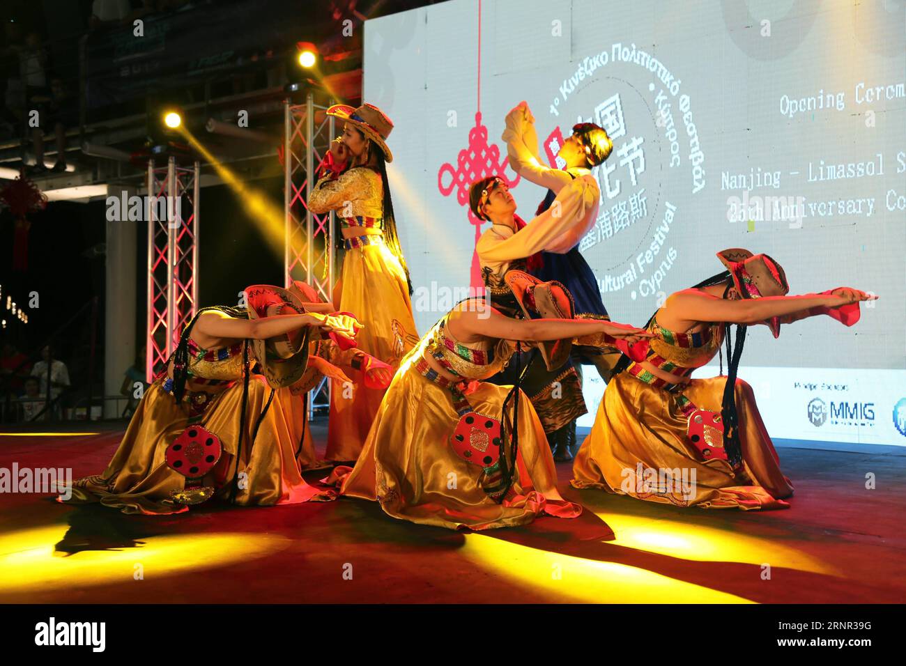 (170916) -- LIMASSOL, 16 septembre 2017 -- des danseurs chinois interprètent Love Song of Kang Ding lors de la cérémonie d'ouverture du premier Festival de la culture chinoise à Limassol, Chypre, le 15 septembre 2017. Le premier festival de la culture chinoise conçu pour célébrer le 25e anniversaire des liens entre la ville portuaire chypriote de Limassol et la ville chinoise de Nanjing vendredi a fasciné plus de 1 000 personnes à la populaire Marina de Limassol.) (Zjl) CYPRUS-LIMASSOL-CHINA-CULTURE FESTIVAL ZhangxZhang PUBLICATIONxNOTxINxCHN Banque D'Images