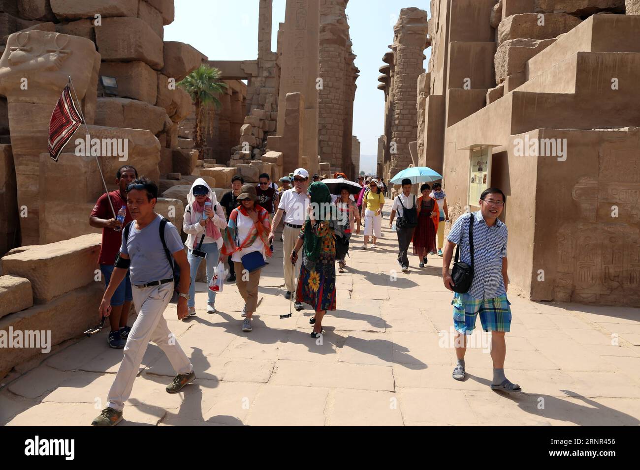 (170917) -- LOUXOR (ÉGYPTE), 17 septembre 2017 -- des touristes chinois visitent le temple Karnak à Louxor, Égypte, le 10 septembre 2017. L'Egypte est impatiente de puiser dans le marché chinois pour relancer son industrie touristique en difficulté, a déclaré Mohamed Badr, gouverneur du gouvernorat égyptien de Louxor, à Xinhua dans une récente interview. La Chine est devenue le quatrième exportateur de touristes vers l'Égypte depuis le début de 2017. Les chiffres officiels de l'ambassade égyptienne à Pékin montrent un total de 147 000 touristes chinois ont visité l'Égypte au cours des cinq premiers mois de 2017, marquant une augmentation de 94 pour cent par rapport à la même période l'an dernier. ÉGYPTE-LUX Banque D'Images