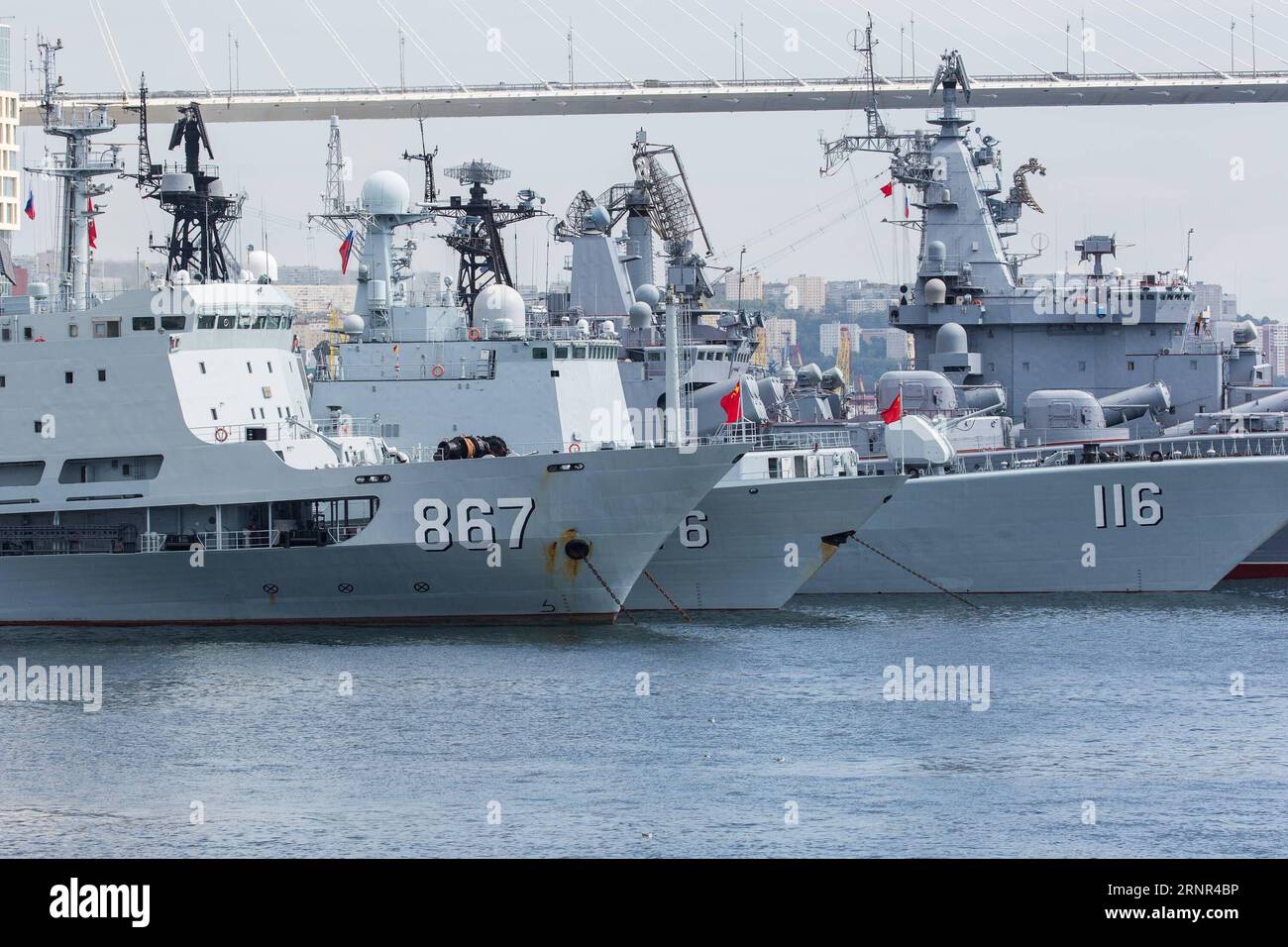 (170918) -- VLADIVOSTOK, 18 septembre 2017 -- la flotte navale chinoise accoste au port de Vladivostok, en Russie, le 18 septembre 2017. La Chine et la Russie ont commencé lundi la deuxième phase de leurs exercices militaires conjoints Sea-2017 avec l'arrivée d'une flotte navale chinoise dans la ville portuaire russe de Vladivostok. rh) EXERCICES NAVALS CONJOINTS RUSSIE-VLADIVOSTOK BaixXueqi PUBLICATIONxNOTxINxCHN Banque D'Images