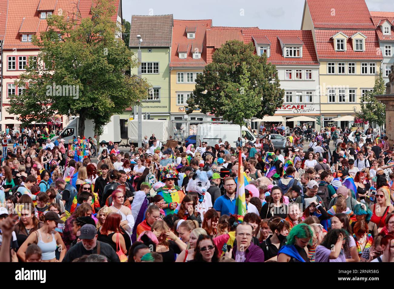 Erfurt, Allemagne. 02 septembre 2023. Des manifestants avec des drapeaux colorés se tiennent sur la Domplatz d'Erfurt pendant le Christoper Street Day. Crédit : Matthias Bein/dpa/Alamy Live News Banque D'Images
