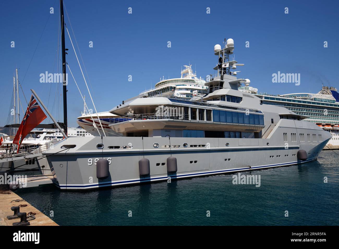Yacht de luxe amarré de skat Banque de photographies et d'images à haute  résolution - Alamy