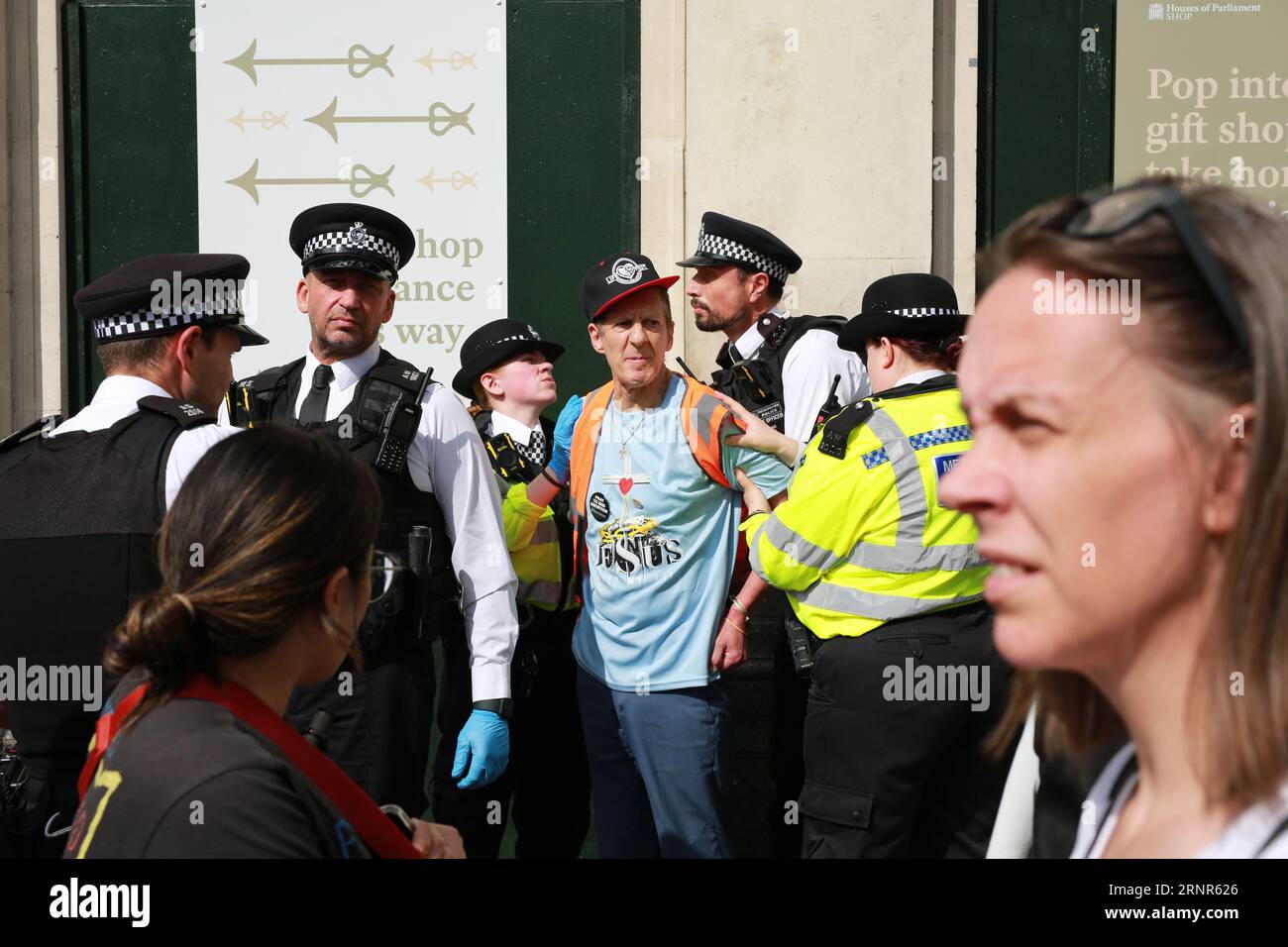 Londres, Royaume-Uni. 02 septembre 2023. La police arrête deux partisans pro-vie lors de la « Marche pour la vie UK » sur la place du Parlement. La «Marche pour la vie UK» annuelle a lieu dans le centre de Londres, pour défendre le droit à la vie des enfants à naître. La marche attire des personnes pro-vie de tout le pays et rassemble des groupes pro-vie, et son thème principal est "l'avortement détruit la liberté de vivre". Marche de Marsham Street à Parliament Square. Crédit : Waldemar Sikora / Alamy Live News Banque D'Images