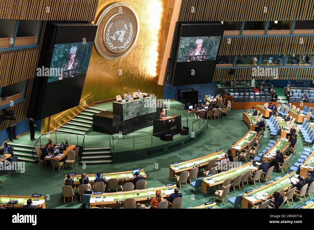 (170921) -- NATIONS UNIES, 21 septembre 2017 -- la première ministre britannique Theresa May (C) s'adresse à la 72e session de l'Assemblée générale des Nations Unies, le deuxième jour du débat général, au siège de l'ONU à New York, le 20 septembre 2017.) (hy) un-72E ASSEMBLÉE GÉNÉRALE-DÉBAT GÉNÉRAL LixRui PUBLICATIONxNOTxINxCHN Banque D'Images