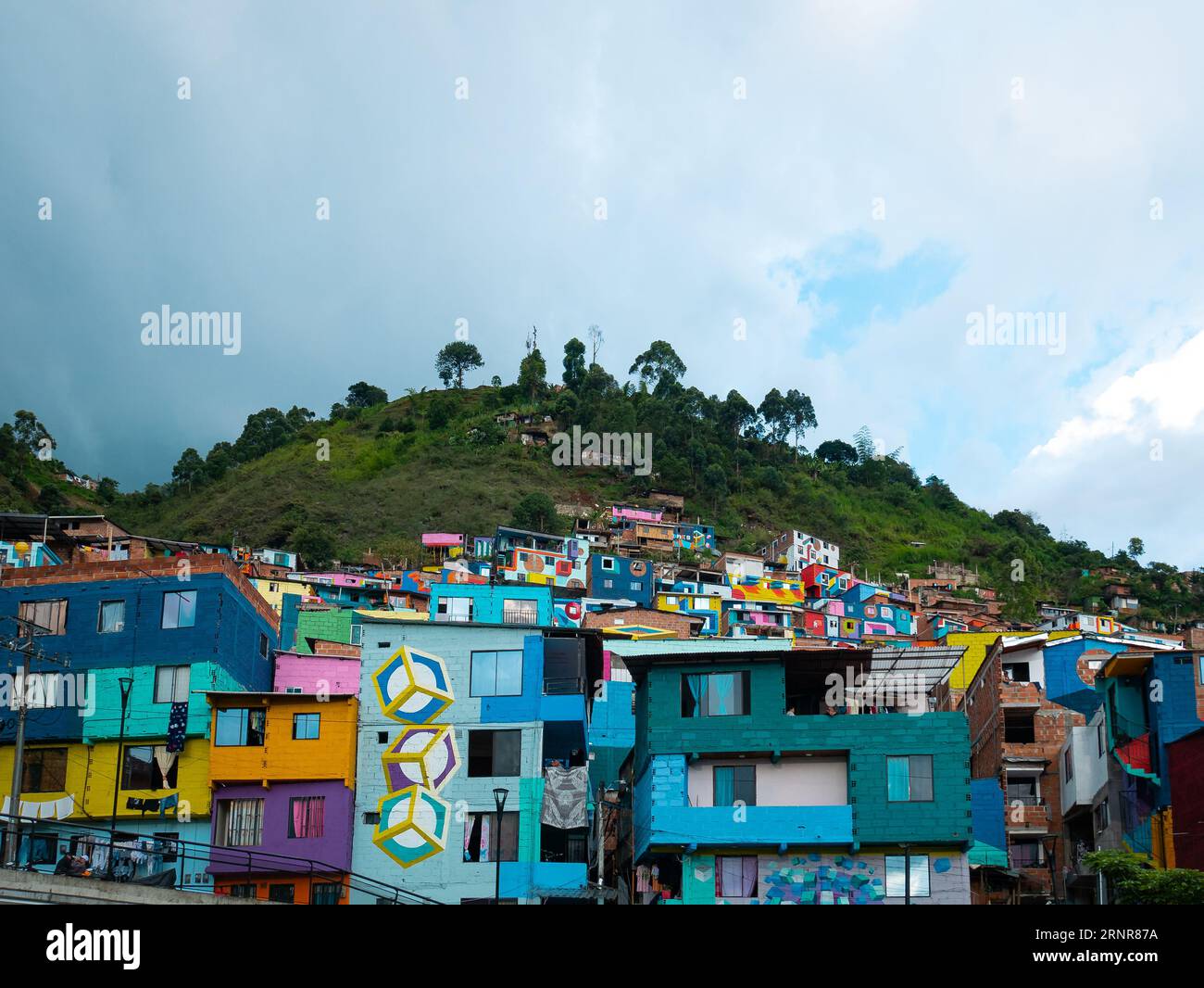 Medellín, Colombie - Mai 28 2023 : Maisons colorées dans une zone de protection connue sous le nom d'unité de vie articulée "UVA", qui cherche à en faire un usage efficace Banque D'Images