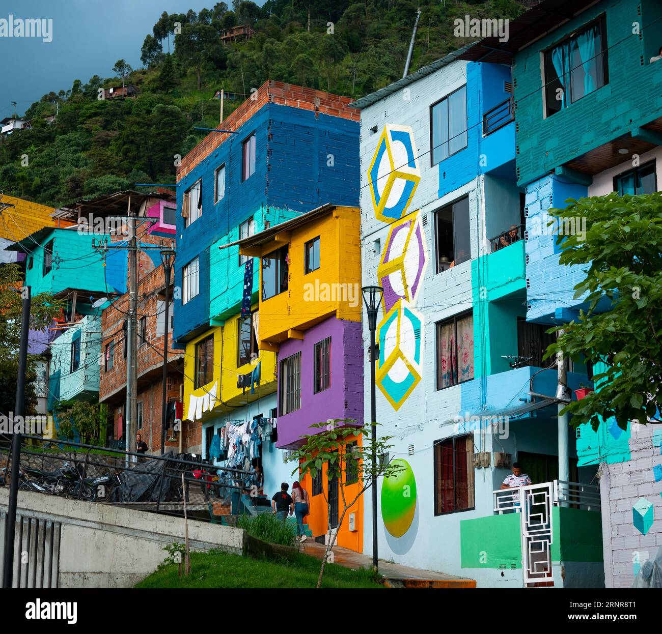Medellín, Colombie - Mai 28 2023 : Appartements colorés dans une zone de protection connue sous le nom d'unité de vie articulée 'UVA', qui cherche à nous rendre efficaces Banque D'Images