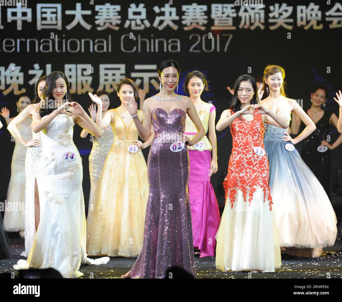 (170923) -- BEIJING, 23 septembre 2017 -- les concurrents s'affrontent dans la séance de robe du soir lors de la finale de Miss International China 2017 à Beijing, capitale de la Chine, le 23 septembre 2017. Wang Chengxu de la province de Shandong de l est de la Chine a remporté le champion et représentera la Chine pour concourir dans la finale mondiale du 57e concours international de beauté Miss. (Wyo) CHINA-BEIJING-MISS INTERNATIONAL CHINA-FINAL (CN) RenxPengfei PUBLICATIONxNOTxINxCHN Banque D'Images