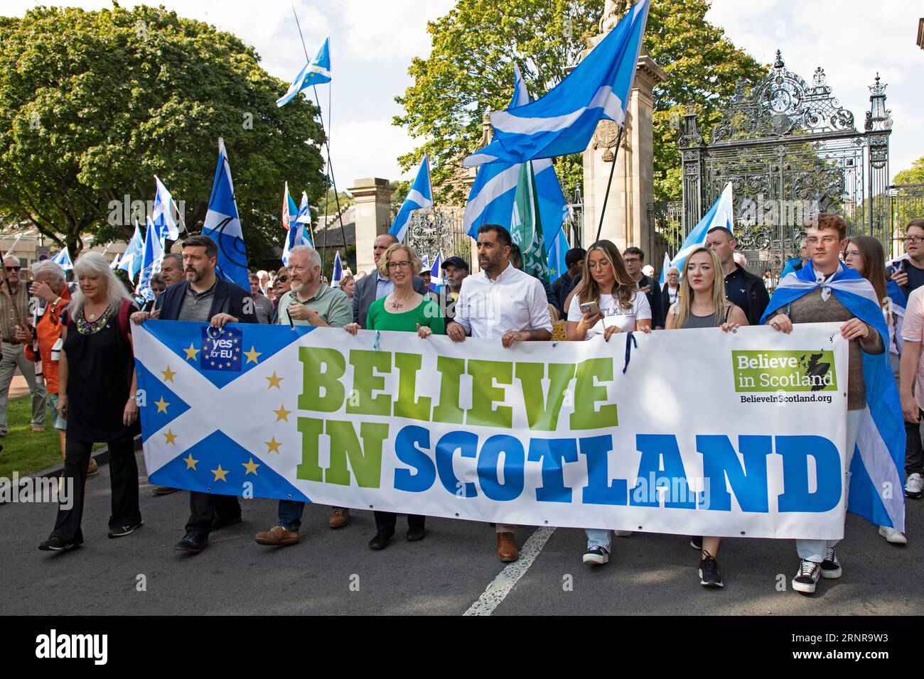 De Johnston Terrace Edimbourg, Écosse par Royal Mile. 2 septembre 2023. Des milliers de personnes, jeunes et moins jeunes, ont assisté à une marche et à un rassemblement pour une Écosse indépendante dans l'UE dirigé par Humza Yousaf, premier ministre écossais et d'autres dirigeants politiques et célébrités, se sont retrouvés pour des discours au Parlement écossais, à Holyrood. La marche a pris un peu plus d'une heure et demie pour que tout le monde complète le parcours. Crédit : Archwhite/alamy Live News. Banque D'Images