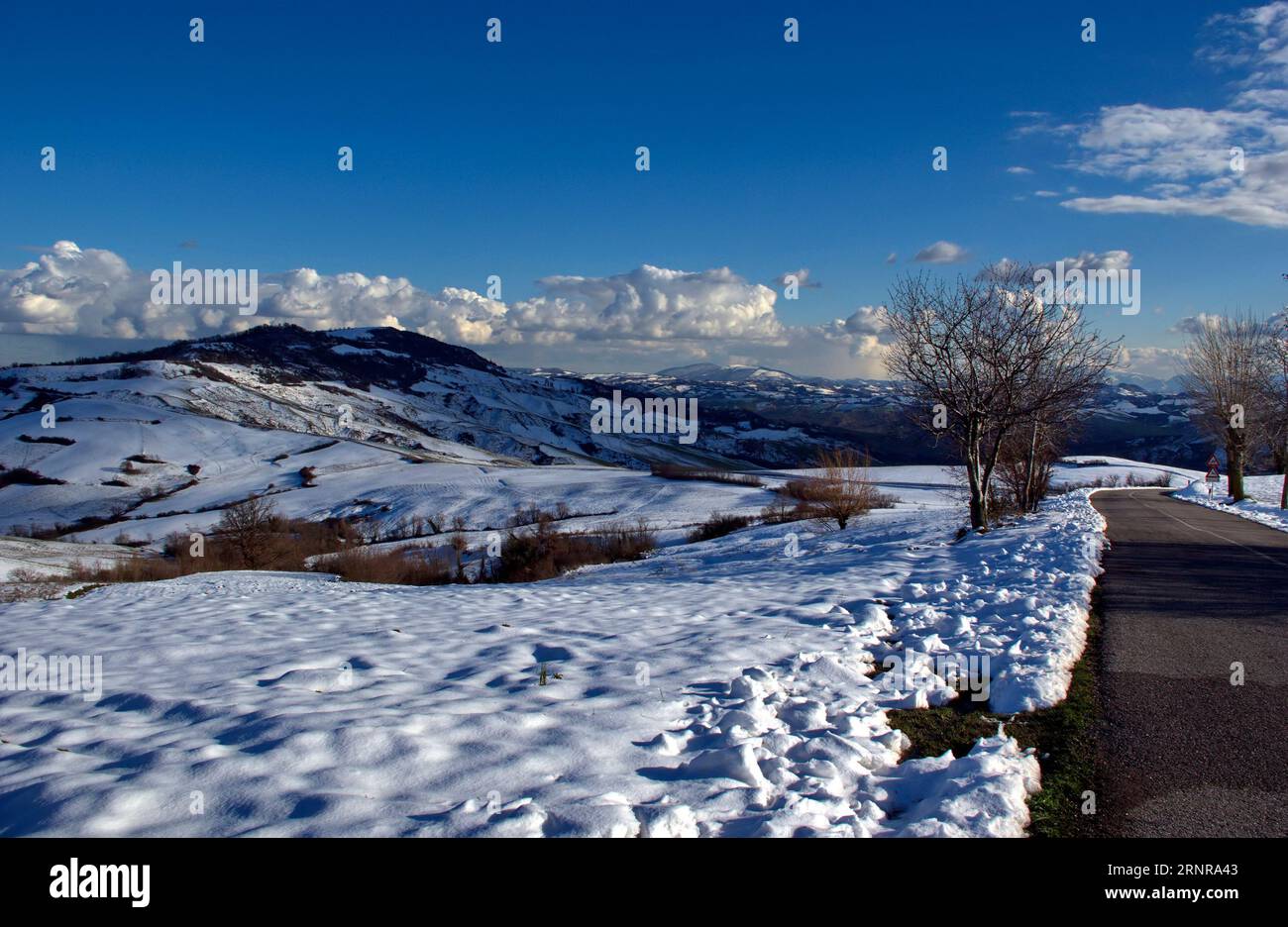 strada di campagna nella neve Banque D'Images