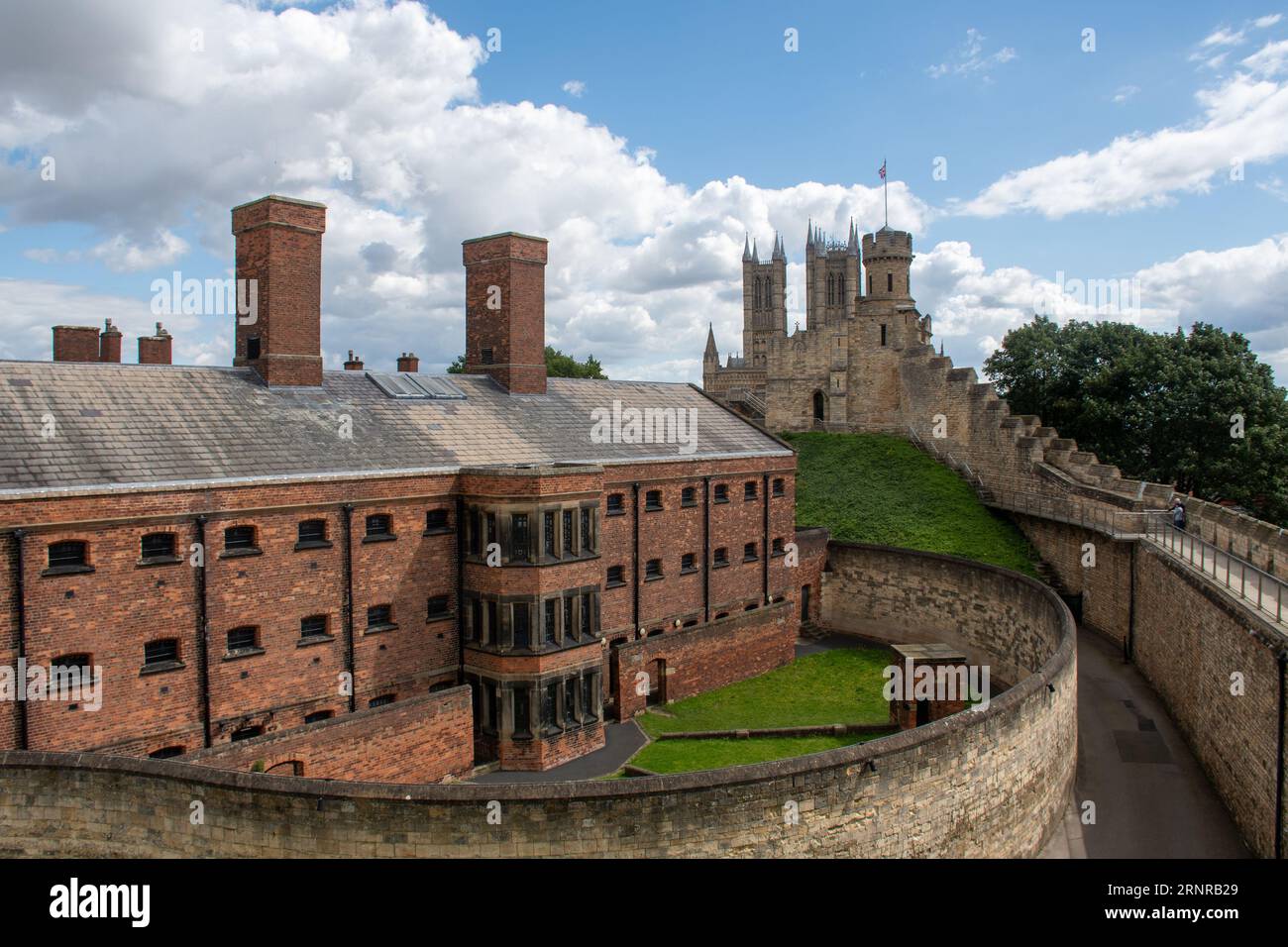 Lincoln gaol des murs du château avec cathédrale en arrière-plan Banque D'Images