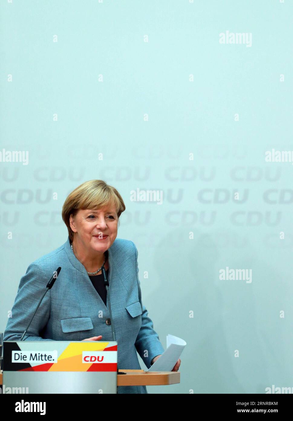 (170925) -- BERLIN, 25 septembre 2017 -- Angela Merkel, chancelière allemande et chef de l'Union chrétienne-démocrate (CDU), assiste à une conférence de presse au siège de la CDU à Berlin, Allemagne, le 25 septembre 2017. Selon les résultats préliminaires publiés lundi matin, la coalition de l'Union chrétienne-démocrate (CDU) de Merkel et de son parti frère bavarois, l'Union chrétienne-socialiste (CSU), a obtenu 33 pour cent des voix, contre 41 pour cent en 2013. Cependant, il annonçait encore un quatrième mandat pour elle, avec l'appui d'autres partis. ) (DJJ) ALLEMAGNE-BERLIN-ELECTION-CDU-PRESS CONFE Banque D'Images