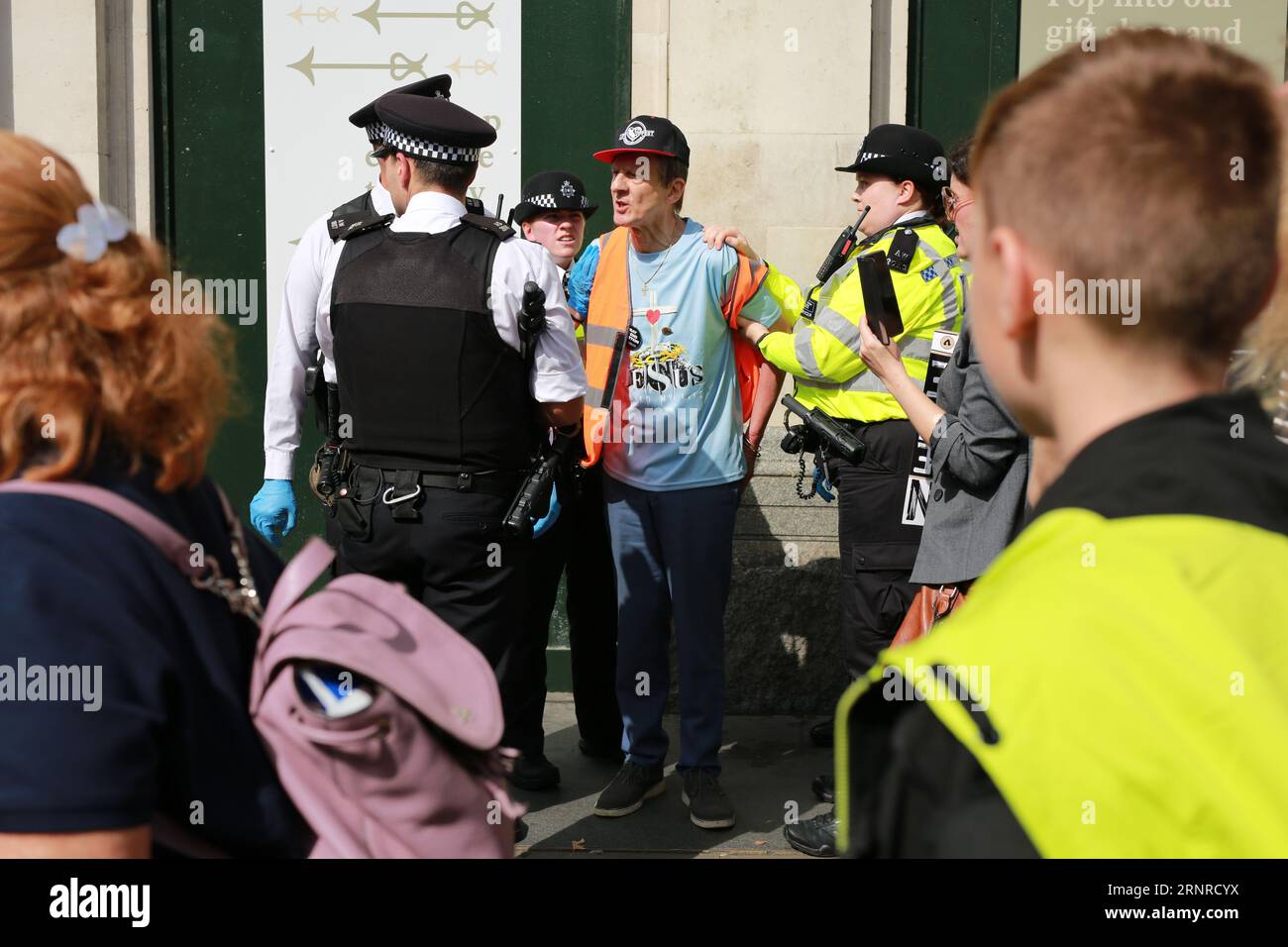 Londres, Royaume-Uni. 02 septembre 2023. La police arrête deux partisans pro-vie lors de la « Marche pour la vie UK » sur la place du Parlement. La «Marche pour la vie UK» annuelle a lieu dans le centre de Londres, pour défendre le droit à la vie des enfants à naître. La marche attire des personnes pro-vie de tout le pays et rassemble des groupes pro-vie, et son thème principal est "l'avortement détruit la liberté de vivre". Marche de Marsham Street à Parliament Square. Crédit : Waldemar Sikora / Alamy Live News Banque D'Images