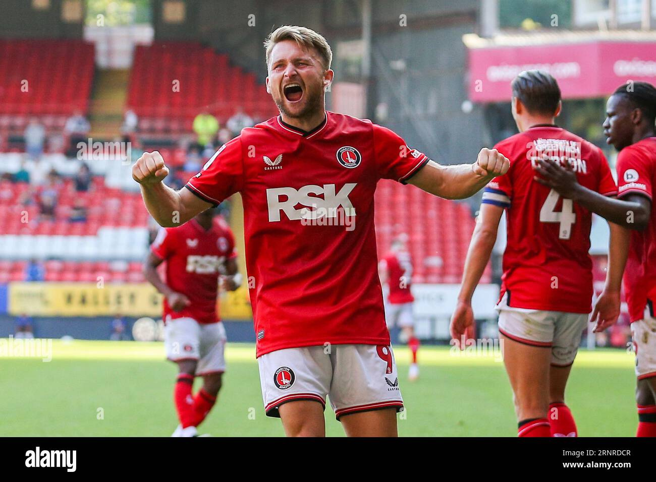 Londres, Royaume-Uni. 02 septembre 2023. L'attaquant de Charlton Athletic Alfie May (9) marque un BUT 2-1 et célèbre lors du match Charlton Athletic FC vs Fleetwood Town FC Sky Bet EFL League One à The Valley, Londres, Royaume-Uni le 2 septembre 2023 Credit : Every second Media/Alamy Live News Banque D'Images