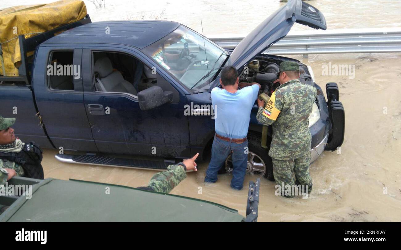 September 28, 2017 - EUM20170927NAC60.JPG.REYNOSA, tamps.- RainsLluvias-Tamaulipas.- El gobierno de Tamaulipas se declaro en alerta por las précipitaciones que ocasionaron inundaciones en varios sectores de Nuevo Laredo y que amamiagan con el desbordento del putura a rio internales 27 de septembre 2017. Foto : Agencia RCC. (Image de crédit : © via ZUMA Wire) Latin News : 28 septembre 2017 ElxUniversal PUBLICATIONxNOTxINxCHN EUM I 20170928 502455.JPG Banque D'Images