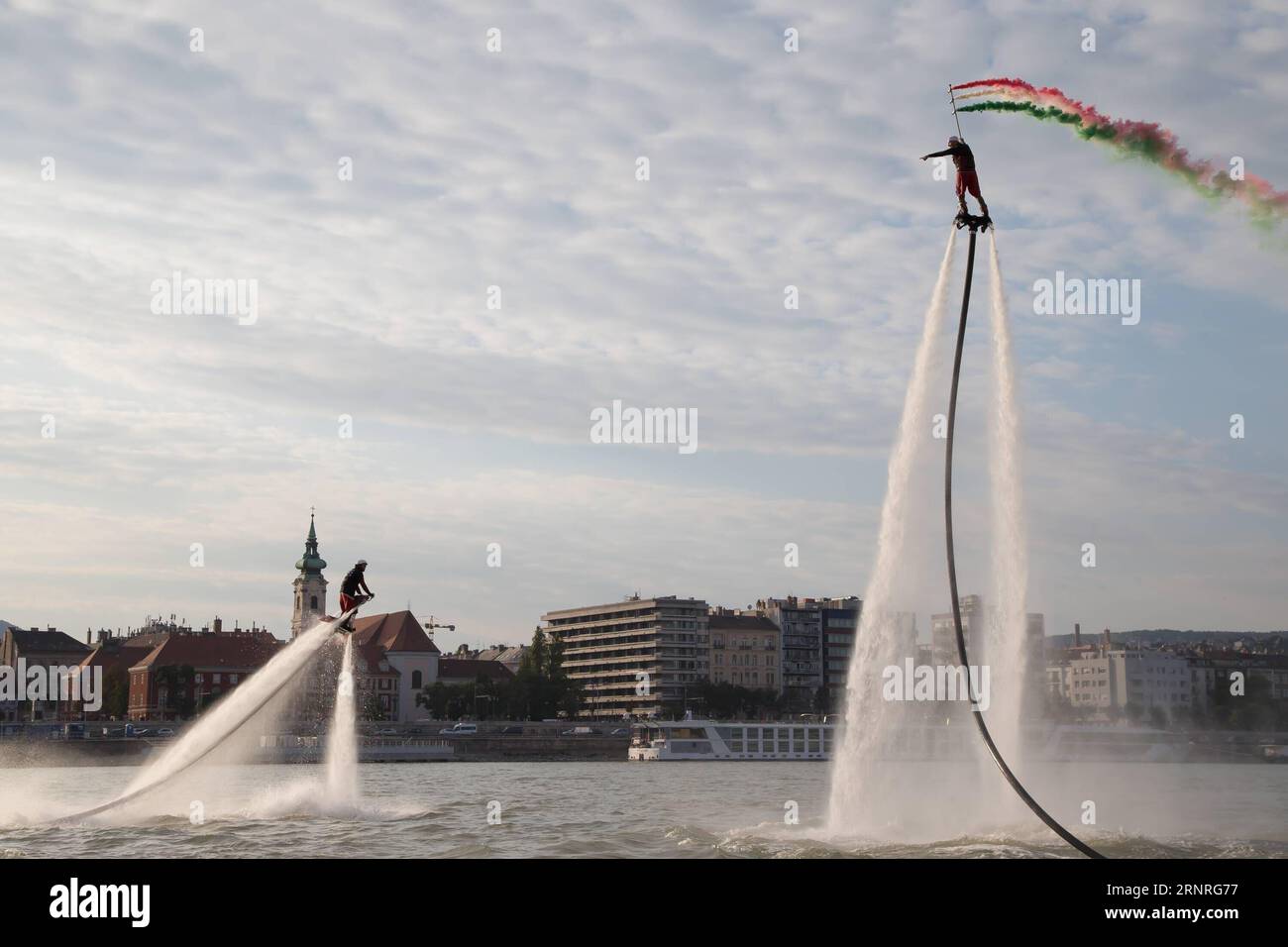 (170930) -- BUDAPEST, 30 septembre 2017 -- des pilotes de flyboard jouent avec des flyboards propulsés par l'eau sur le Danube à Budapest, Hongrie, le 29 septembre 2017.) (SP)HONGRIE-BUDAPEST-FLYBOARD-SPORT EXTRÊME ATTILAXVOLGYI PUBLICATIONXNOTXINXCHN Banque D'Images