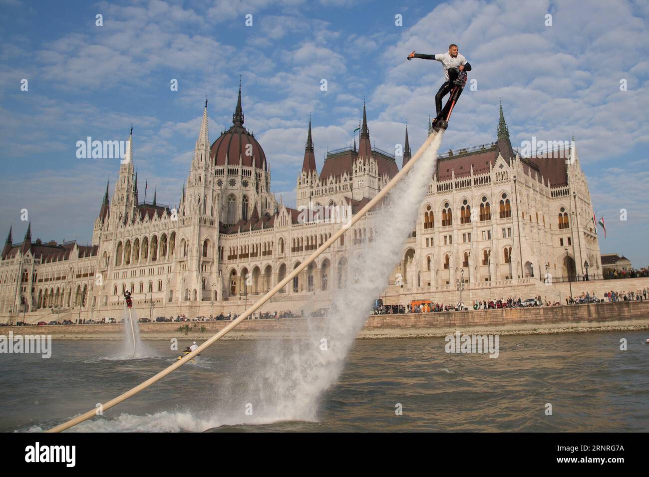 (170930) -- BUDAPEST, 30 septembre 2017 -- des coureurs de flyboard jouent avec des flyboards propulsés sur le Danube devant le Parlement hongrois à Budapest, Hongrie, le 29 septembre 2017.) (SP)HONGRIE-BUDAPEST-FLYBOARD-SPORT EXTRÊME ATTILAXVOLGYI PUBLICATIONXNOTXINXCHN Banque D'Images