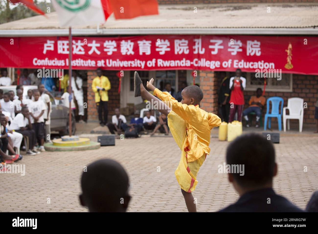 (170930) -- KIGALI, 30 septembre 2017 -- Un garçon rwandais pratique des arts martiaux dans la communauté du secteur Nyamirambo à Kigali, Rwanda, le 29 septembre 2017. L'Institut Confucius de l'Université du Rwanda-Collège d'éducation (CIUR-ce), en collaboration avec les clubs rwandais Wushu vendredi, a apporté les arts martiaux chinois Wushu aux résidents d'une communauté dans la capitale Kigali.) (psw) RWANDA-KIGALI-CHINESE-CONFUCIUS INSTITUTE-ARTS MARTIAUX GabrielxDusabe PUBLICATIONxNOTxINxCHN Banque D'Images