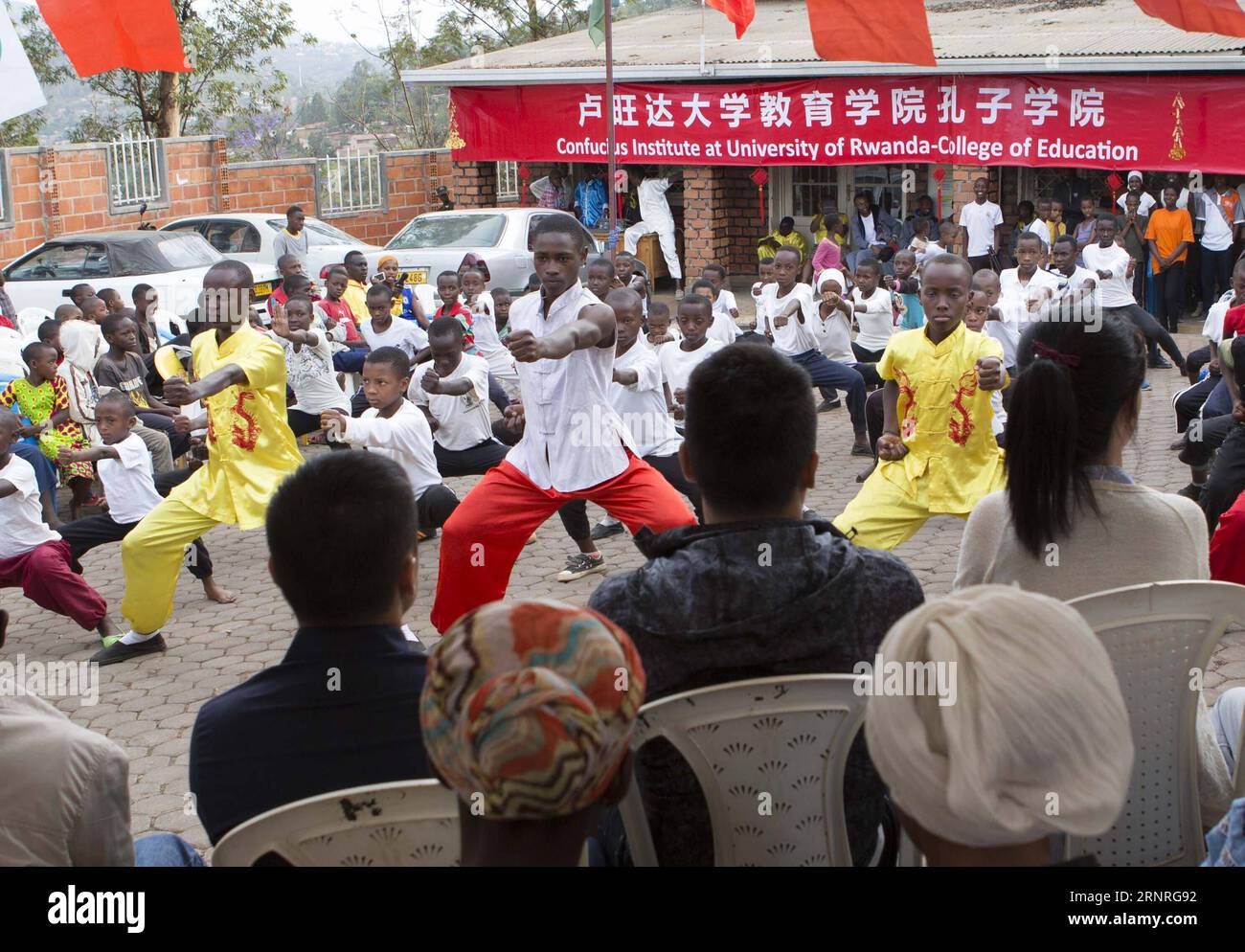 (170930) -- KIGALI, 30 septembre 2017 -- des adolescents rwandais pratiquent des arts martiaux dans la communauté du secteur Nyamirambo à Kigali, Rwanda, le 29 septembre 2017. L'Institut Confucius de l'Université du Rwanda-Collège d'éducation (CIUR-ce), en collaboration avec les clubs rwandais Wushu vendredi, a apporté les arts martiaux chinois Wushu aux résidents d'une communauté dans la capitale Kigali.) (psw) RWANDA-KIGALI-CHINESE-CONFUCIUS INSTITUTE-ARTS MARTIAUX GabrielxDusabe PUBLICATIONxNOTxINxCHN Banque D'Images