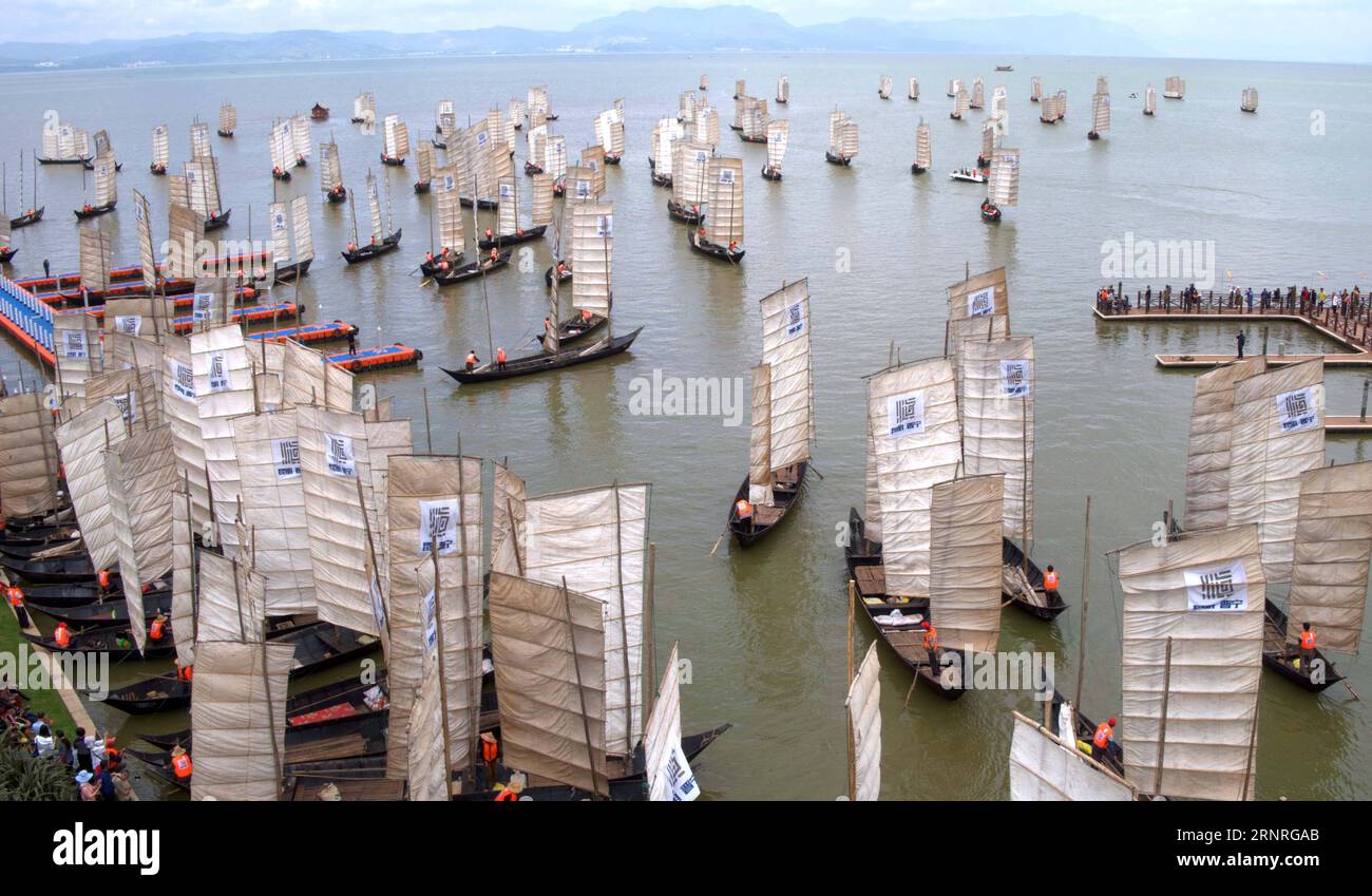 (170930) -- KUNMING, 30 septembre 2017 -- des bateaux ont mis les voiles pour pêcher sur le lac Dianchi à Kunming, capitale de la province du Yunnan du sud-ouest de la Chine, le 30 septembre 2017. Le lac Dianchi a été officiellement ouvert à la pêche samedi. Cette année, la saison de pêche est divisée en deux périodes. Pendant la première période, du 30 septembre au 11 octobre, les pêcheurs peuvent pêcher de gros poissons. Au cours de la deuxième période, du 16 octobre au 20 novembre, ils peuvent pêcher les appâts blancs et les crevettes. ) (Lb) CHINA-KUNMING-DIANCHI LAKE-FISHING-OPEN (CN) LinxYiguang PUBLICATIONxNOTxINxCHN Banque D'Images