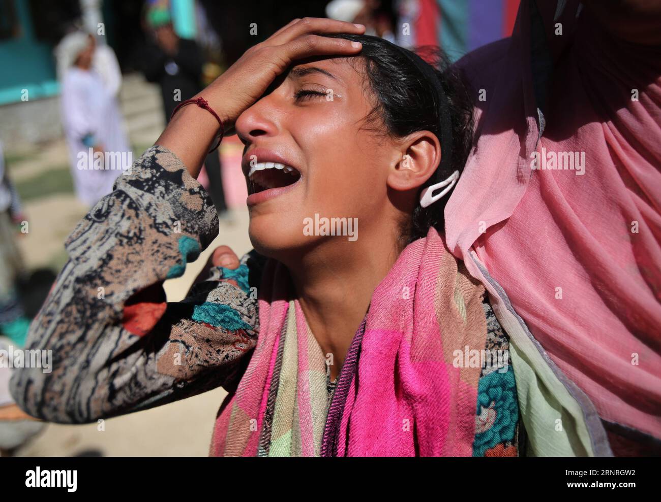 (171001) -- PÉKIN, 1 octobre 2017 -- Un parent du garde-frontière indien passé Rameez Parray se plaint de son assassinat lors de ses funérailles dans le village Hajin à Bandipora, à environ 32 km au nord de Srinagar, capitale estivale du Cachemire contrôlé par l'Inde, le 28 septembre 2017.) XINHUA PHOTO CHOIX HEBDOMADAIRES JavedxDar PUBLICATIONxNOTxINxCHN Banque D'Images