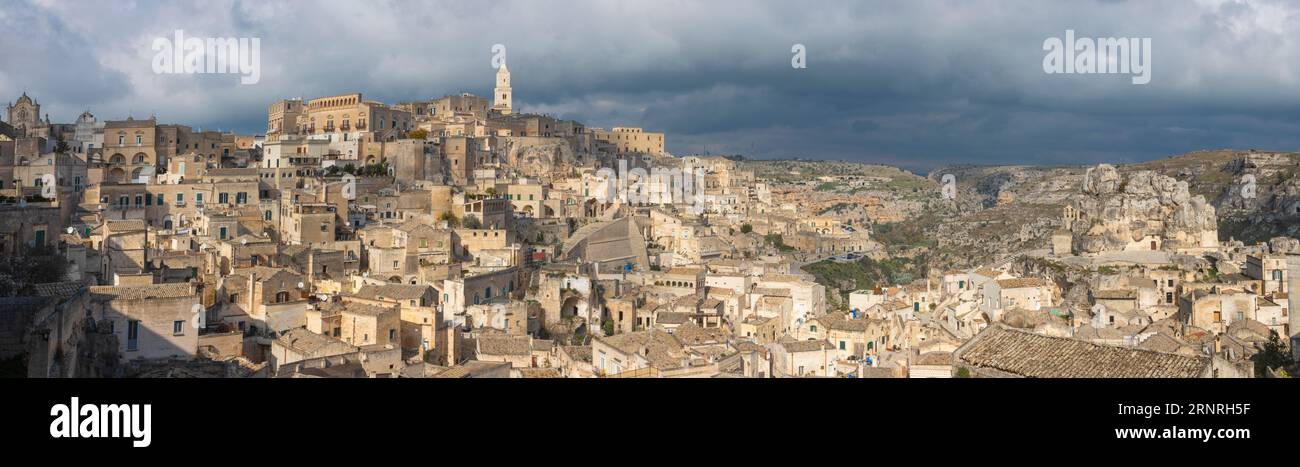 Matera - le panorama du paysage urbain dans la lumière du soir Banque D'Images