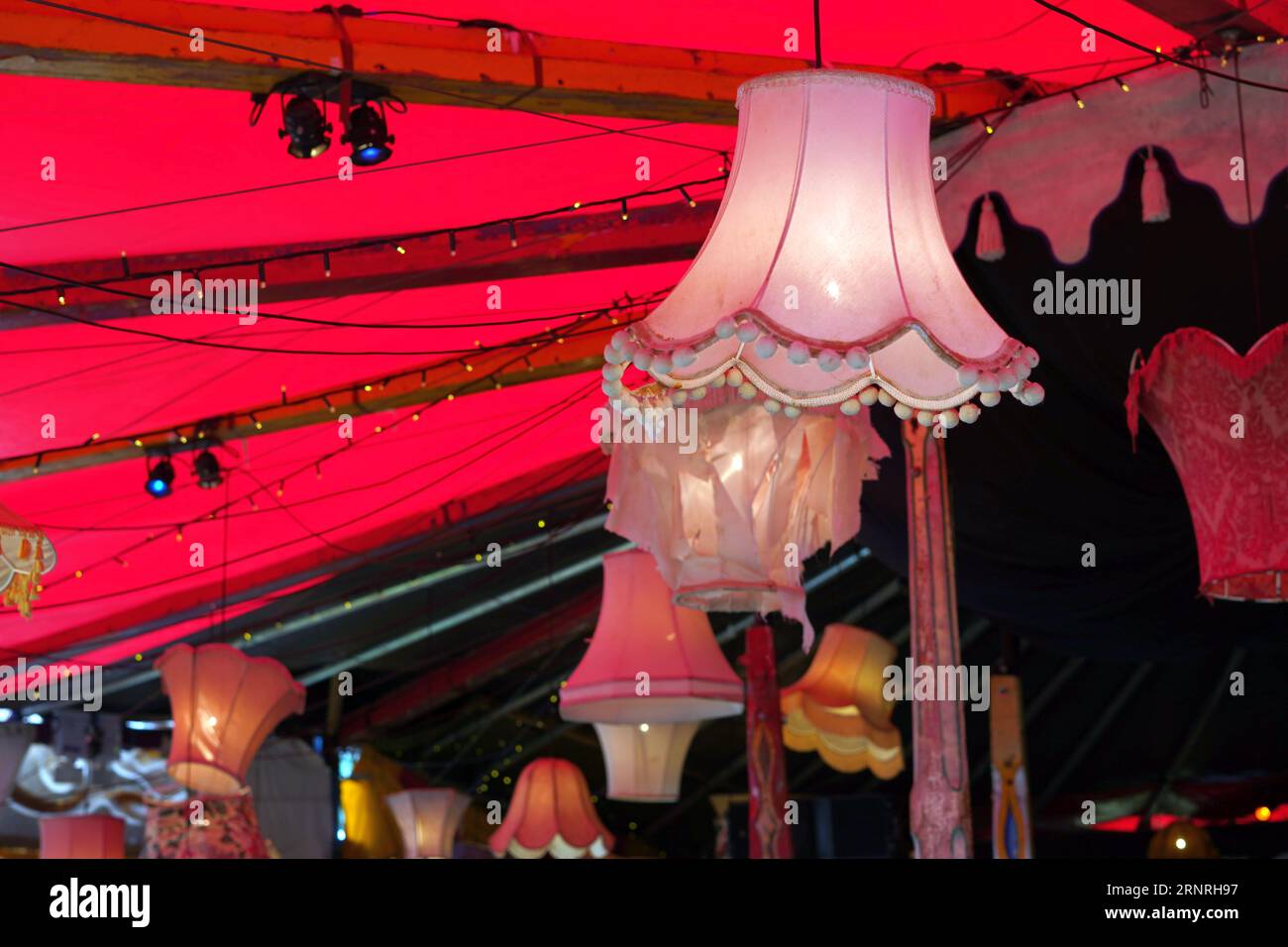 abat-jour rose dans une tente rose de festival Banque D'Images