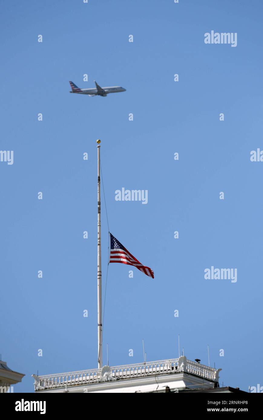 (171002) -- WASHINGTON, 2 octobre 2017 -- un drapeau national américain flotte en Berne sur le dessus de l'Eisenhower Executive Office Building au complexe de la Maison Blanche pour pleurer les victimes d'une fusillade de masse lors d'un concert à Las Vegas, à Washington D.C., aux États-Unis, le 2 octobre 2017. Au moins 58 personnes ont été tuées et environ 515 personnes transportées à des hôpitaux dans une fusillade de masse lors d'un concert à Las Vegas dans l'État américain du Nevada, a déclaré la police lundi. U.S.-WASHINGTON D.C.-LAS VEGAS-DRAPEAU DE TIR-DEMI-MÂT YINXBOGU PUBLICATIONXNOTXINXCHN Banque D'Images