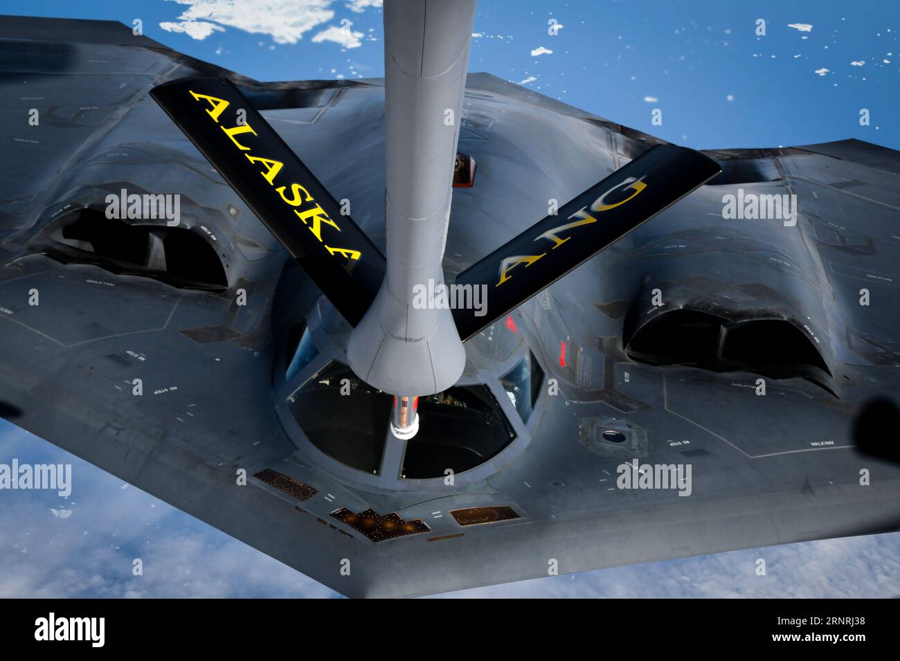 Alaska, États-Unis. 15 août 2023. Un B -2 Spirit Stealth Bomber de l'US Air Force avec la 509th Bomb Wing, se connecte à un avion KC-135 Stratotanker pour faire le plein au cours de l'exercice Red Flag Alaska-23, le 15 août 2023 au-dessus de l'Alaska, aux États-Unis. Crédit : SMSgt. Julie Avey/États-Unis Air Force photo/Alamy Live News Banque D'Images