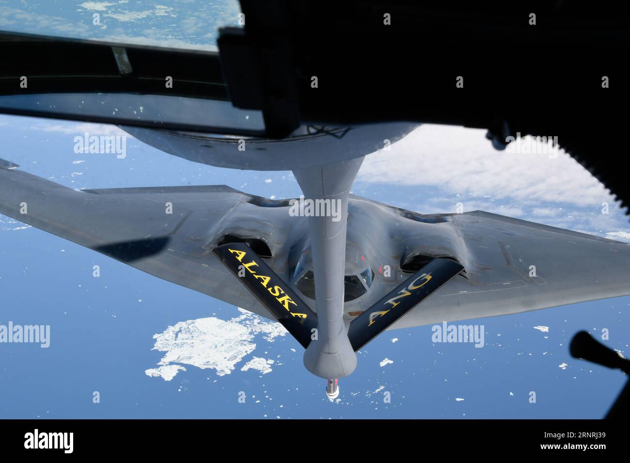 Alaska, États-Unis. 15 août 2023. Un B -2 Spirit Stealth Bomber de l'US Air Force avec la 509th Bomb Wing, se connecte à un avion KC-135 Stratotanker pour faire le plein au cours de l'exercice Red Flag Alaska-23, le 15 août 2023 au-dessus de l'Alaska, aux États-Unis. Crédit : SMSgt. Julie Avey/États-Unis Air Force photo/Alamy Live News Banque D'Images