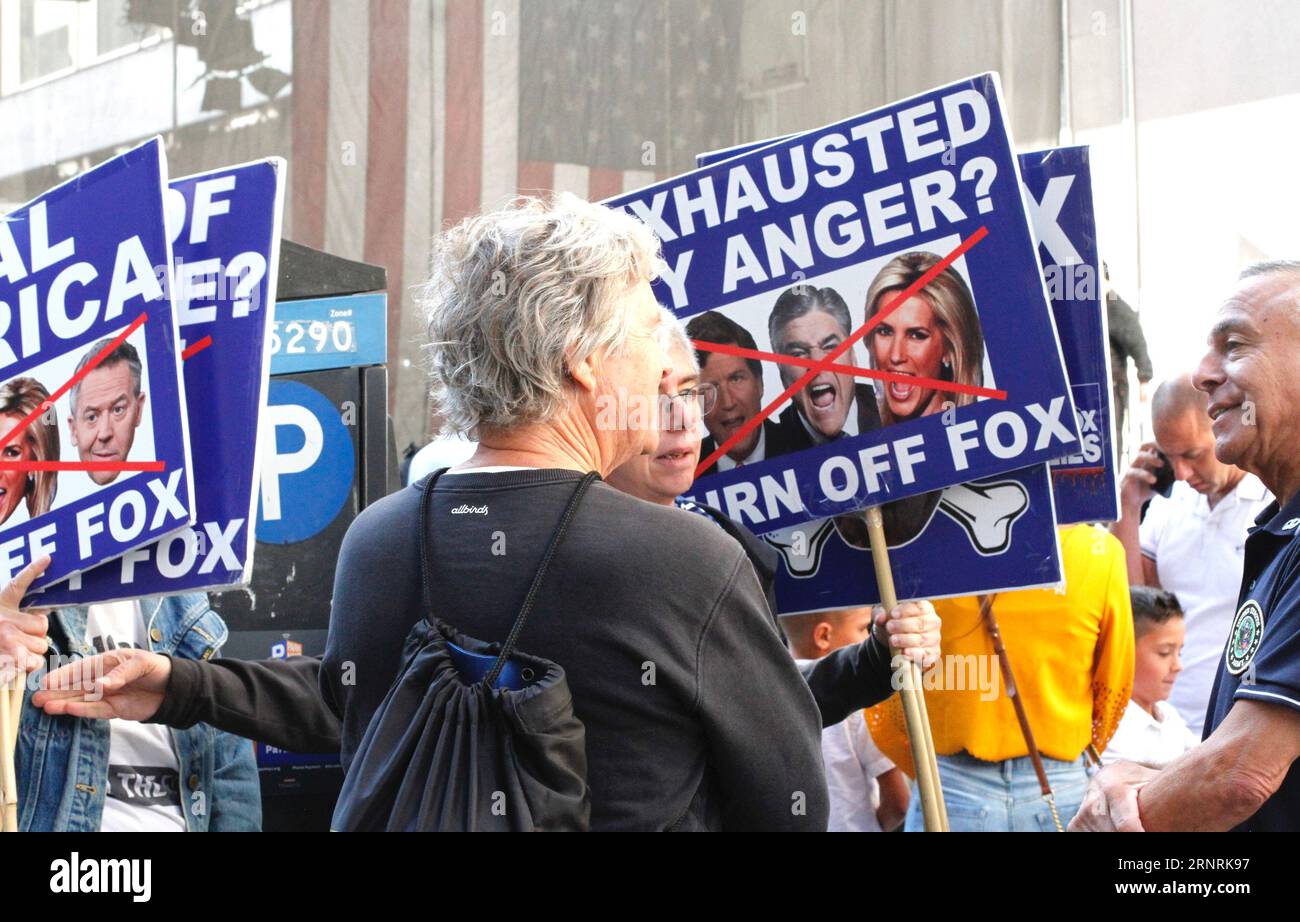 1 septembre 2023, New York City, New York : (NOUVEAU) manifestation contre les animateurs de Fox News TV. 01 septembre 2023, New York, États-Unis : certaines personnes sont vues avec des banderoles et des panneaux protestant contre certains animateurs populaires de Fox News comme Sean Hannity, Laura Ingraham, Jesse Watters, Greg Gutfeld pendant Fox and Friends All Summer concert Series avec la performance musicale de Brett Young.Credit : Niyi Fote/Thenews2 (Foto: Niyi Fote/Thenews2/Zumapress) (image de crédit : © Niyi Fote/TheNEWS2 via ZUMA Press Wire) USAGE ÉDITORIAL SEULEMENT! Non destiné à UN USAGE commercial ! Banque D'Images