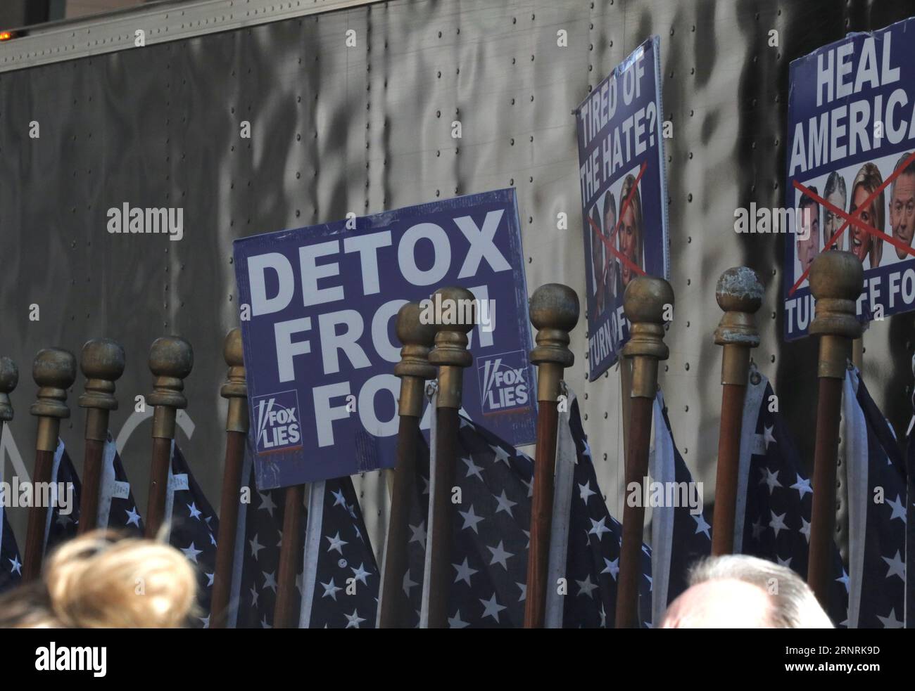 1 septembre 2023, New York City, New York : (NOUVEAU) manifestation contre les animateurs de Fox News TV. 01 septembre 2023, New York, États-Unis : certaines personnes sont vues avec des banderoles et des panneaux protestant contre certains animateurs populaires de Fox News comme Sean Hannity, Laura Ingraham, Jesse Watters, Greg Gutfeld pendant Fox and Friends All Summer concert Series avec la performance musicale de Brett Young.Credit : Niyi Fote/Thenews2 (Foto: Niyi Fote/Thenews2/Zumapress) (image de crédit : © Niyi Fote/TheNEWS2 via ZUMA Press Wire) USAGE ÉDITORIAL SEULEMENT! Non destiné à UN USAGE commercial ! Banque D'Images