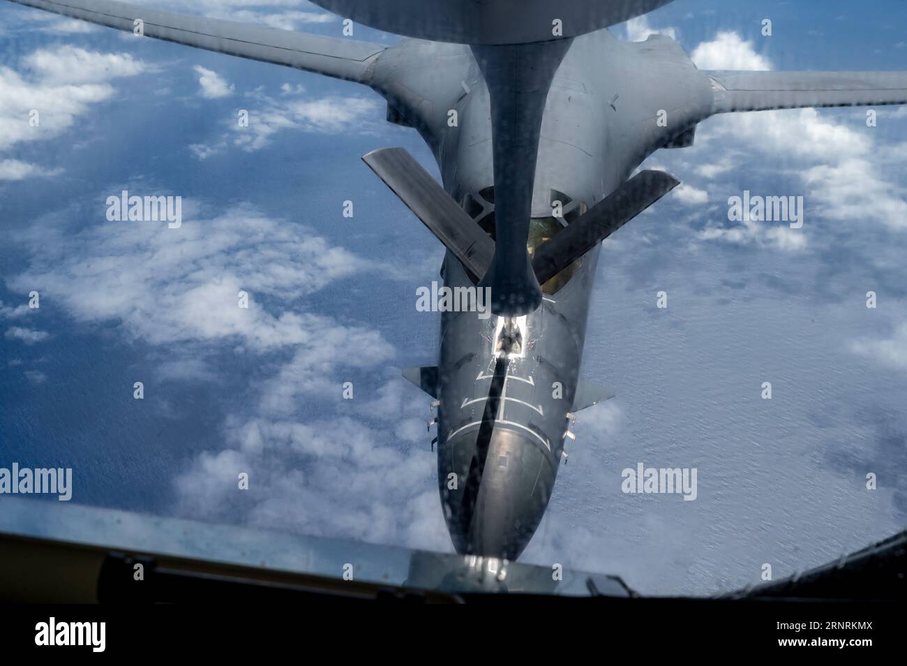 Mer du Japon, Japon. 30 août 2023. L'avion bombardier stratégique furtif B-1B lancer de l'US Air Force, avec la 28th Bomb Wing, fait le plein d'un KC-135 Stratotanker lors d'un exercice conjoint Japon-États-Unis, le 30 août 2023 au-dessus de la mer du Japon. Crédit : SSgt. Dwane Young/États-Unis Air Force photo/Alamy Live News Banque D'Images