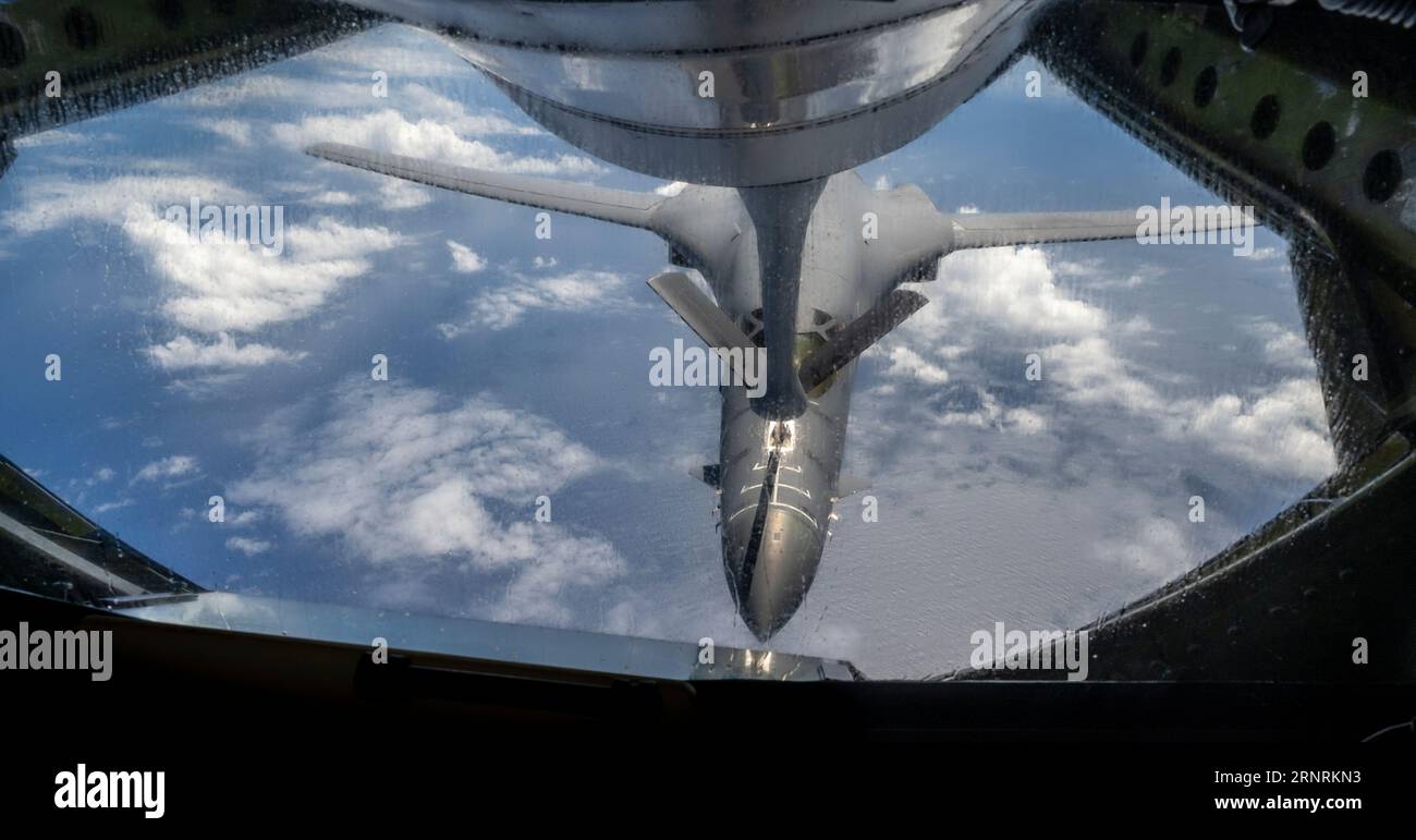 Mer du Japon, Japon. 30 août 2023. L'avion bombardier stratégique furtif B-1B lancer de l'US Air Force, avec la 28th Bomb Wing, fait le plein d'un KC-135 Stratotanker lors d'un exercice conjoint Japon-États-Unis, le 30 août 2023 au-dessus de la mer du Japon. Crédit : SSgt. Dwane Young/États-Unis Air Force photo/Alamy Live News Banque D'Images